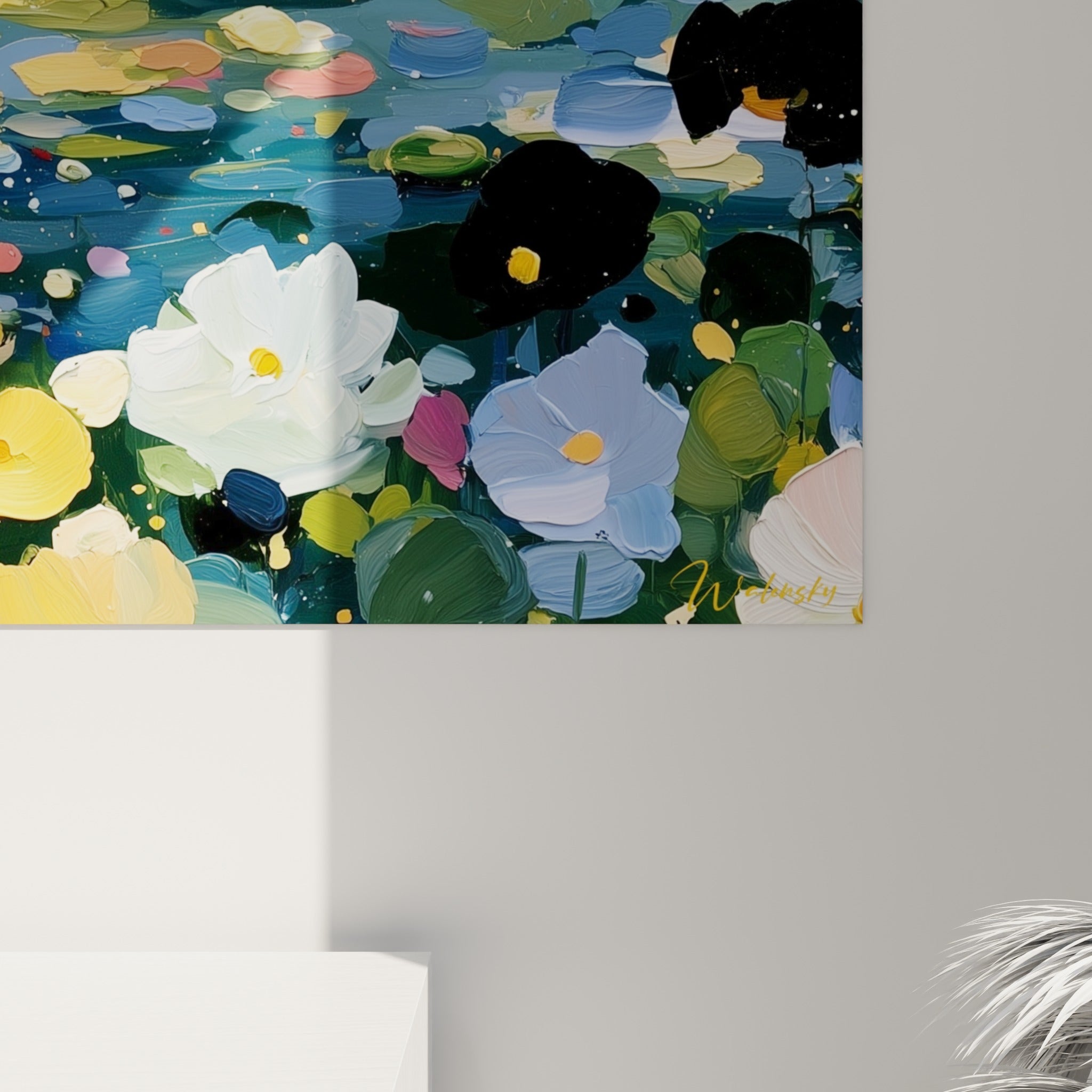 Empâtements épais de peinture jaune, rose et bleu marine révélant la matière dense du tableau fleuri