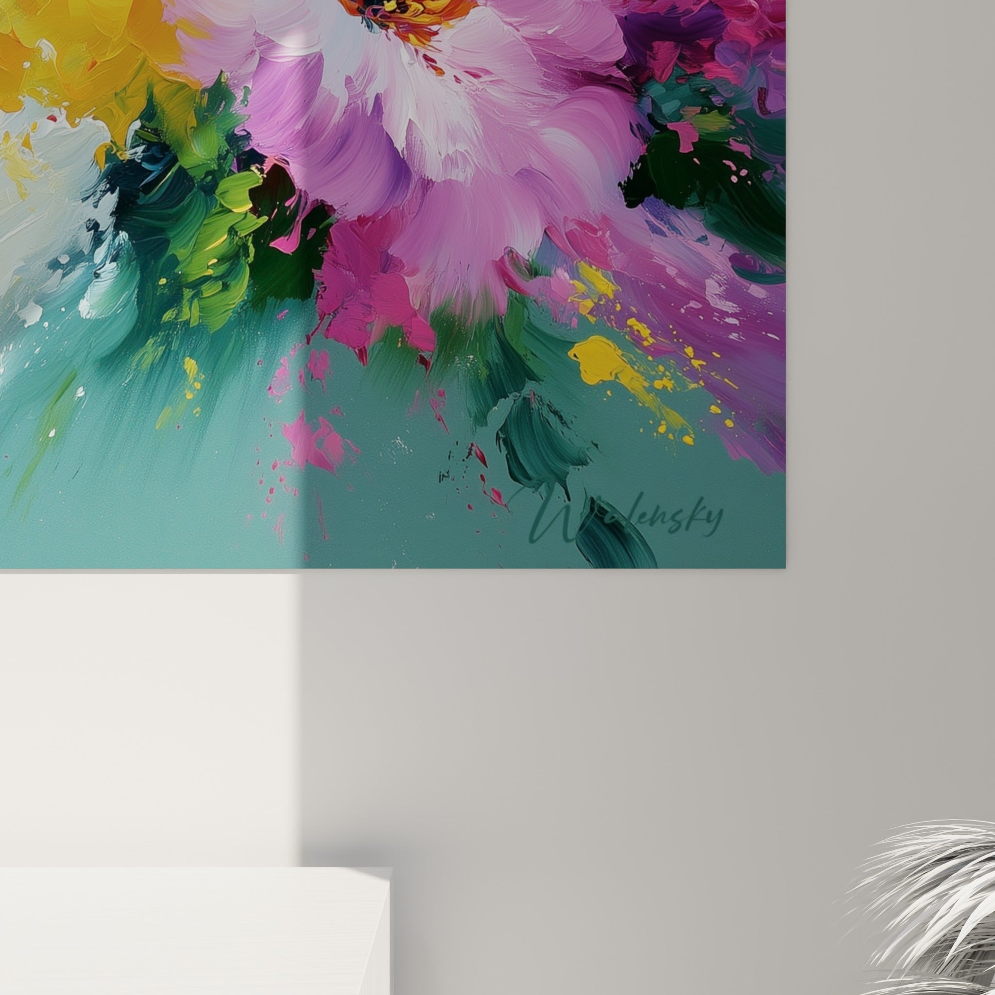 Matière épaisse et empâtements rose et jaune visibles de près sur ce tableau fleur abstrait