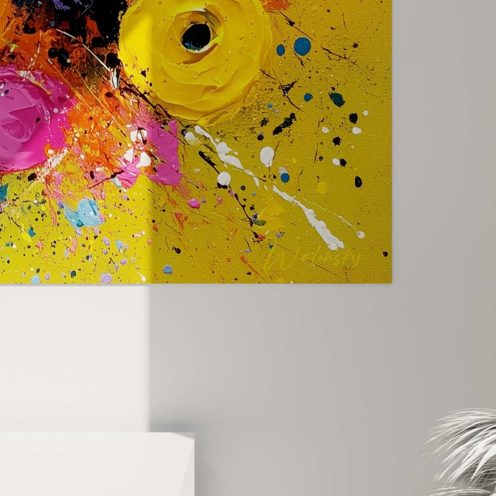 Empâtements épais de peinture jaune et noire, coulures visibles sur les pétales violets du bouquet abstrait