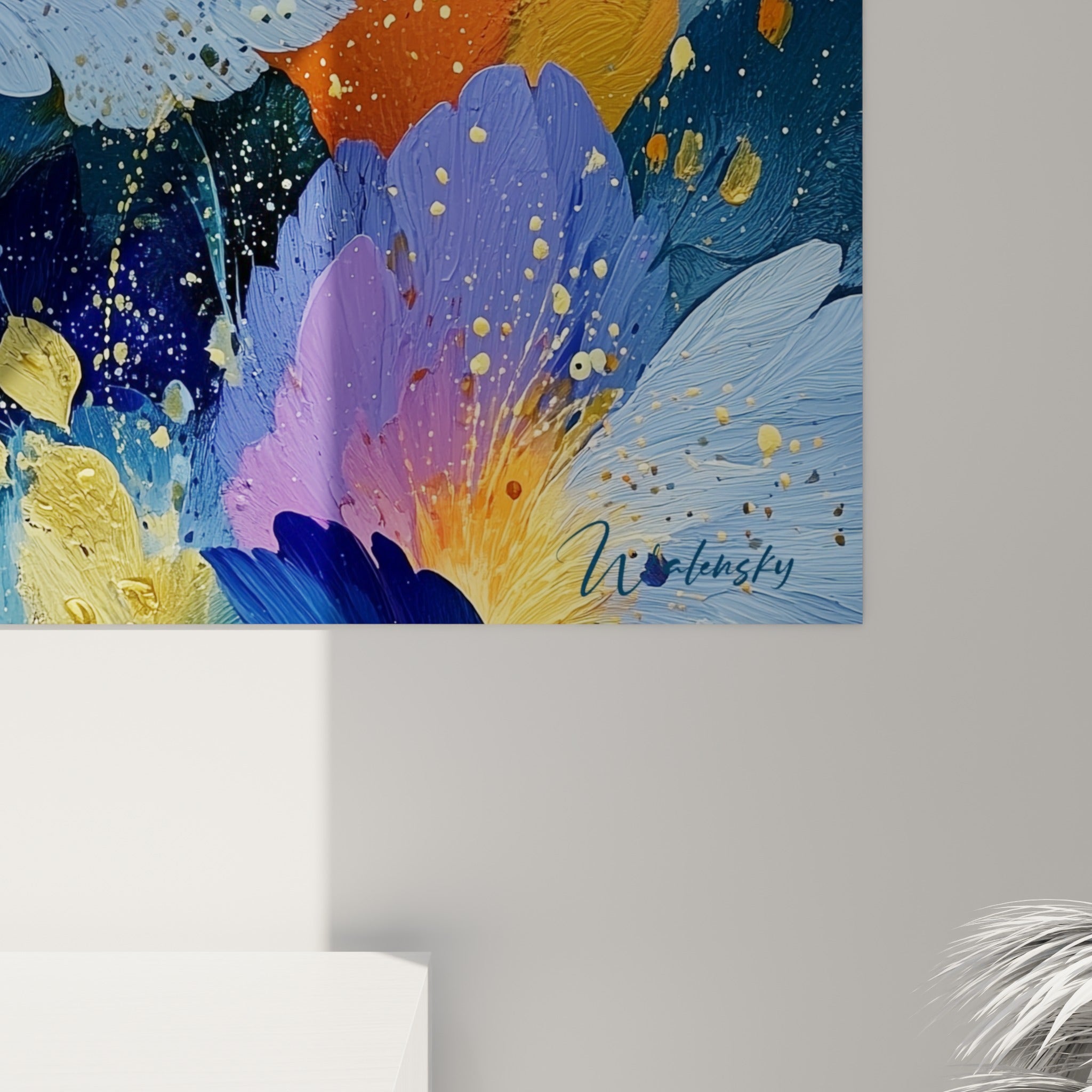 Empâtements dorés et coulures orangées visibles sur les pétales bleu marine et violets de cette œuvre florale