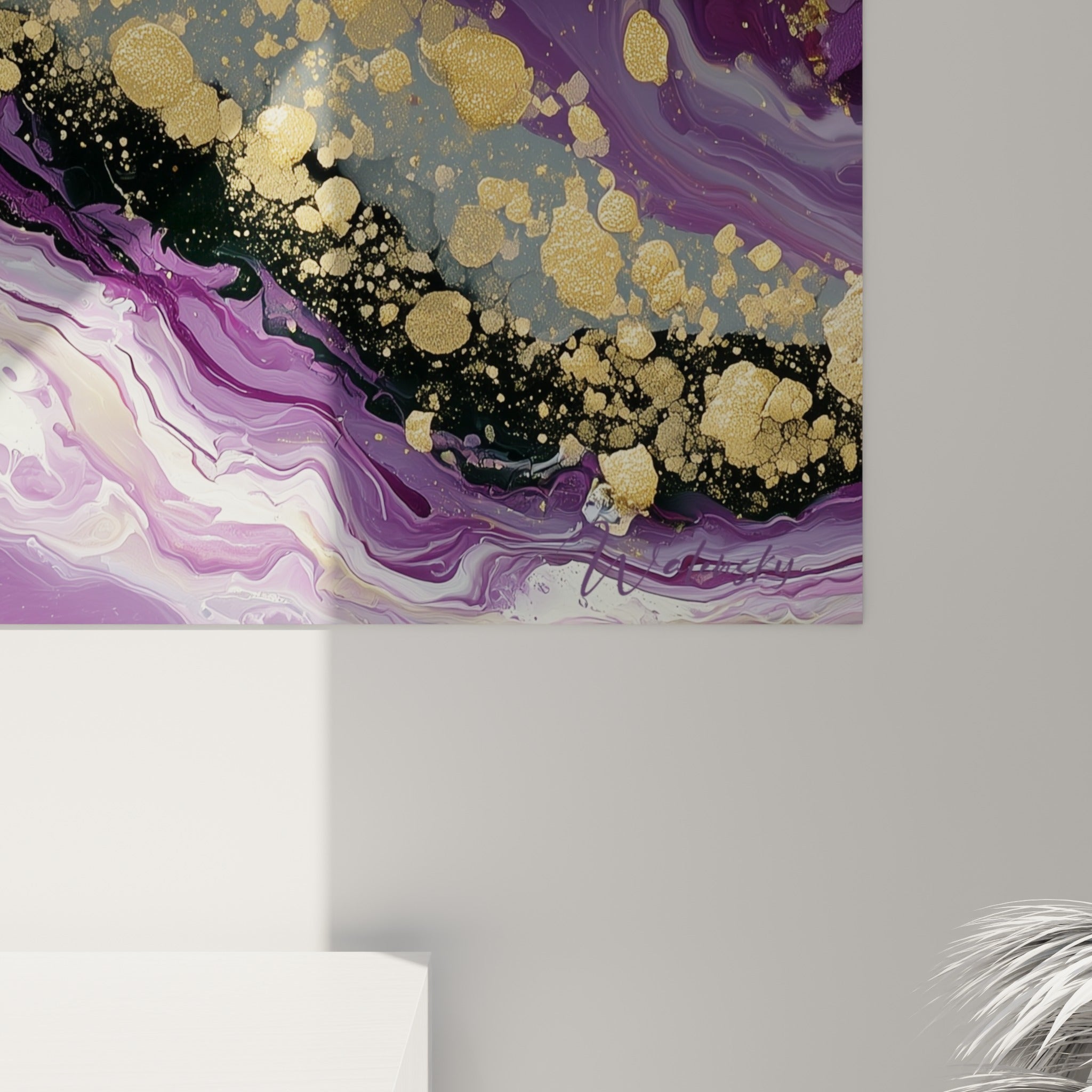 Empâtements dorés et volutes violettes révélant le grain épais de la peinture florale