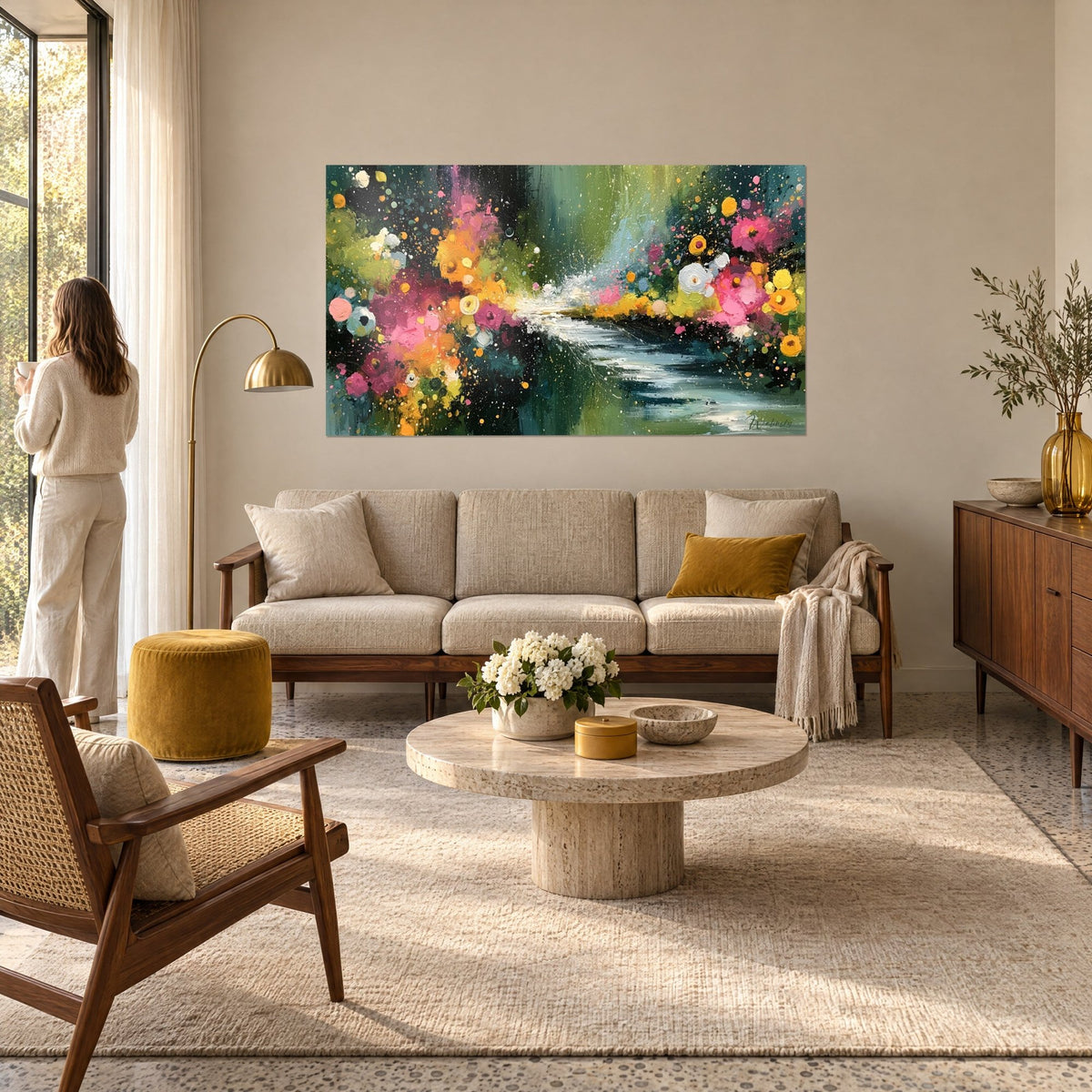 Gemälde abstraktes Gartenbild mit rosa und orangefarbenen Blüten entlang eines weißen Bachs, tiefgrüner Hintergrund, über einem Sofa in einem hellen Wohnzimmer