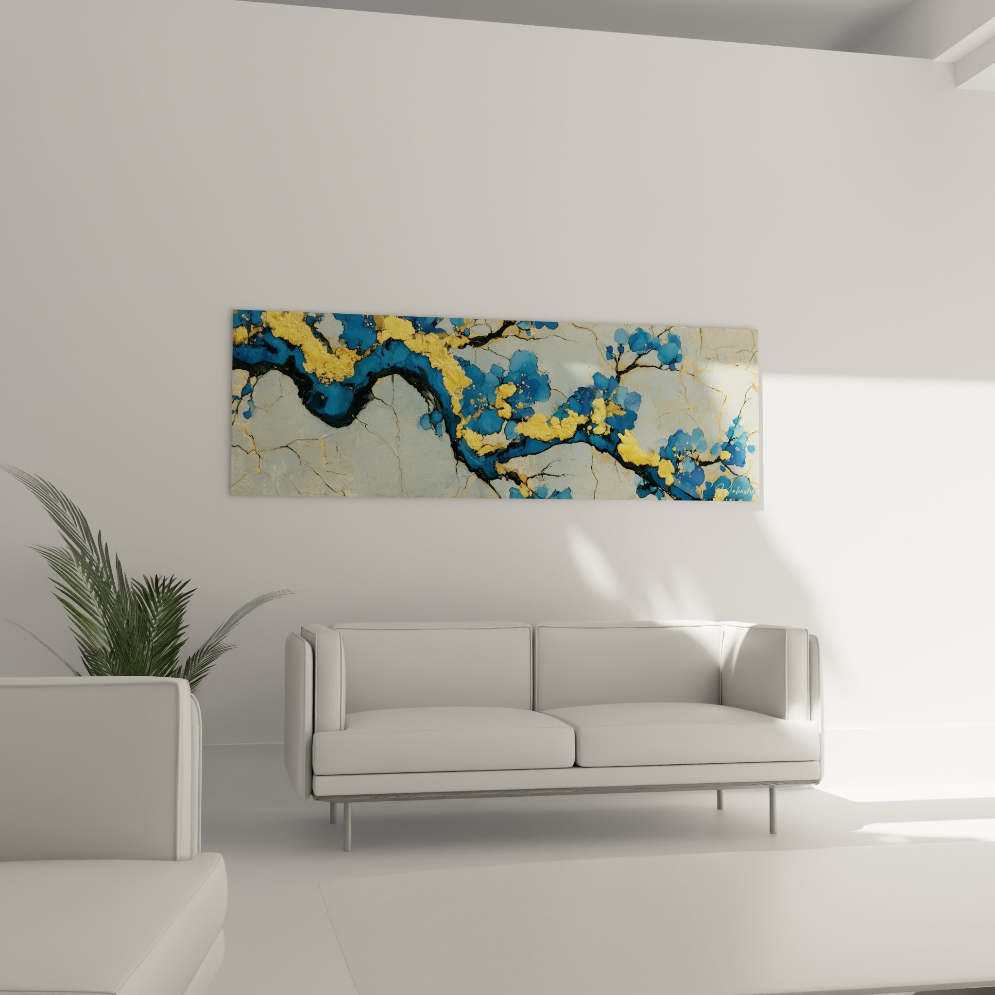 Motif floral bleu et doré à l'effet craquelé, tableau fleur abstrait au-dessus d'un canapé dans un salon lumineux