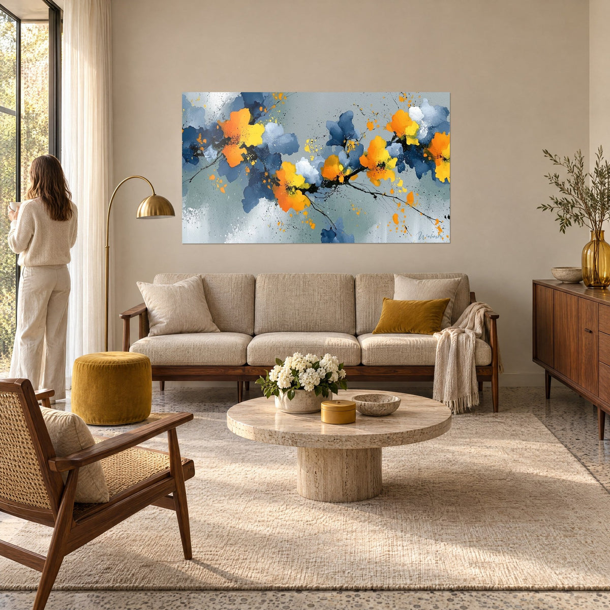 Gemälde Blütenzweig mit orangen und gelben Blütenkelchen auf graublauem Grund, schwarze Tintenspritzer, über einem Sofa in einem hellen Wohnzimmer