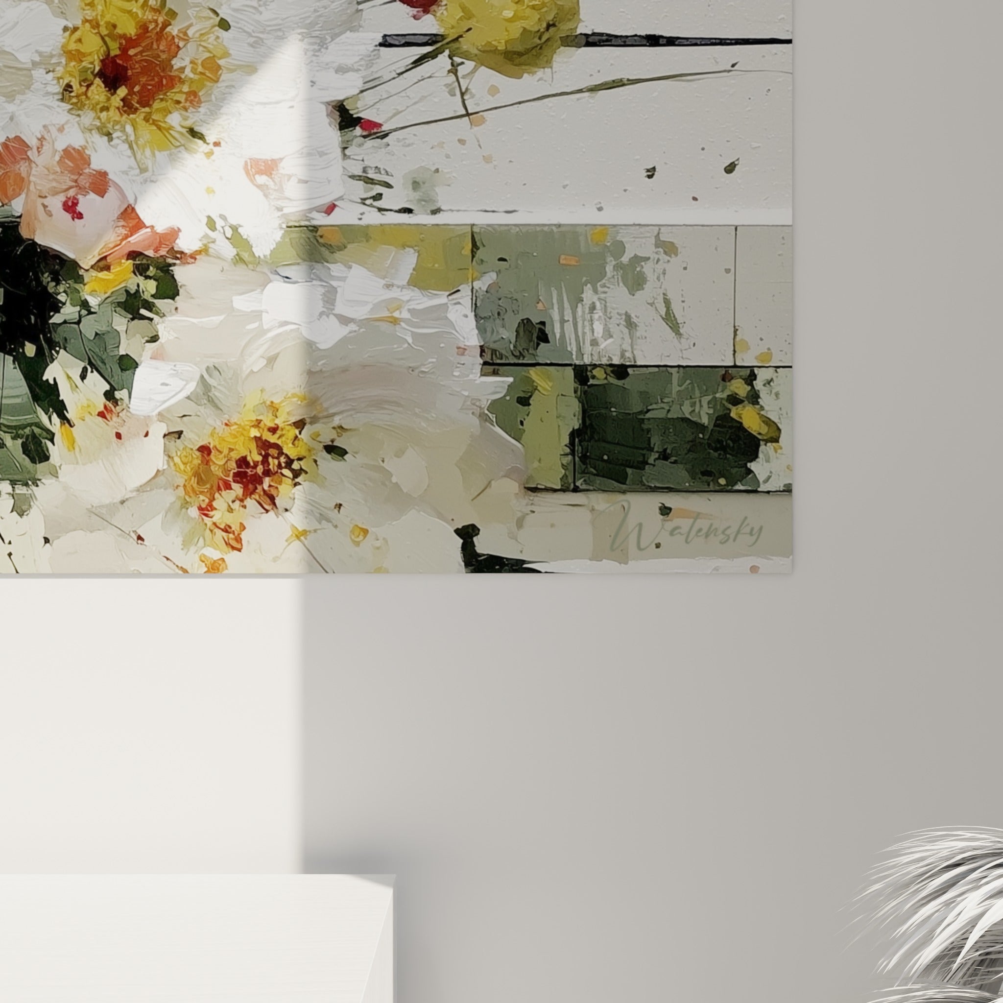 Empâtements épais blancs et dorés visibles de près sur ce tableau fleur abstrait aux nuances roses