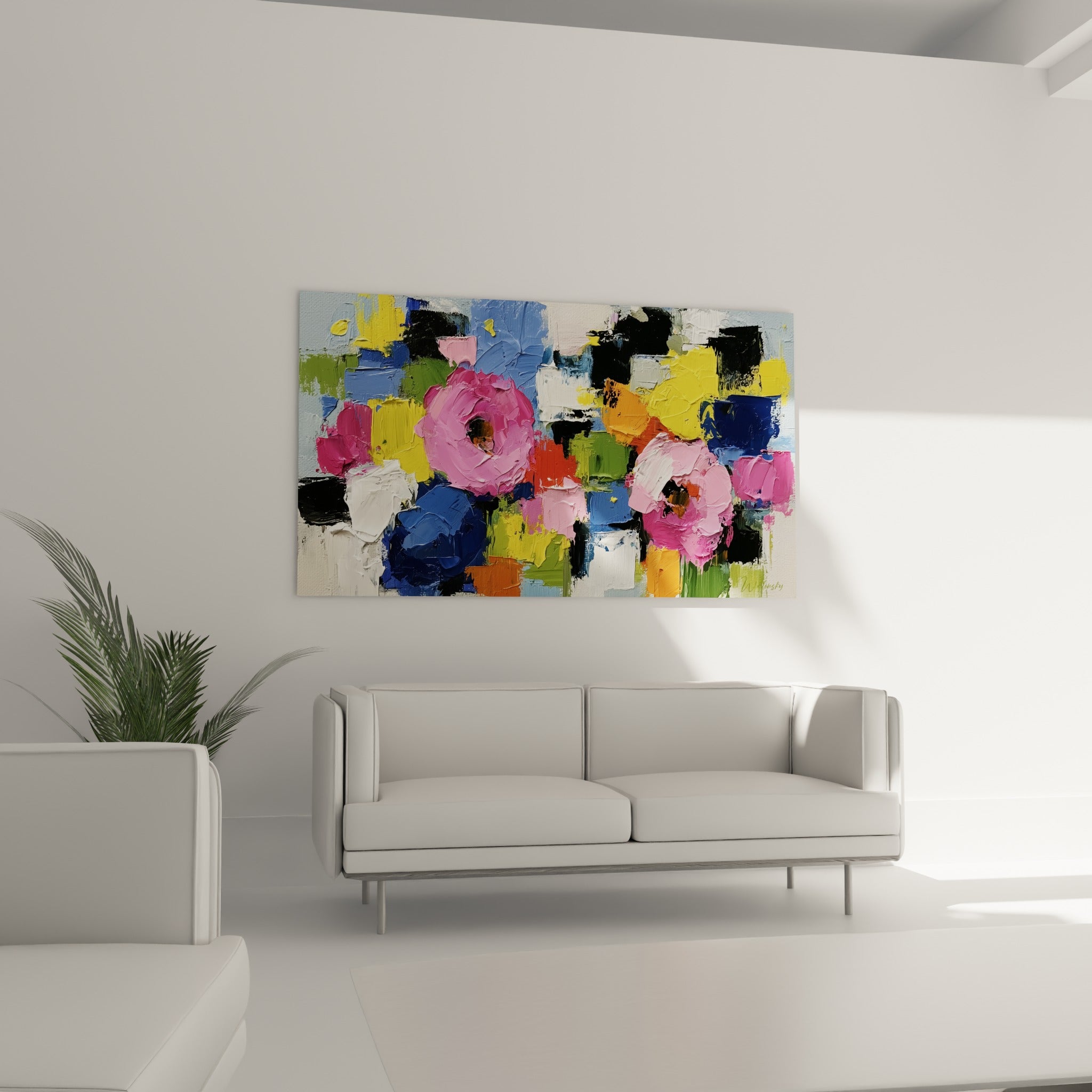 Bouquet abstrait rose vif et jaune moutarde suspendu au-dessus d'un canapé dans un salon lumineux