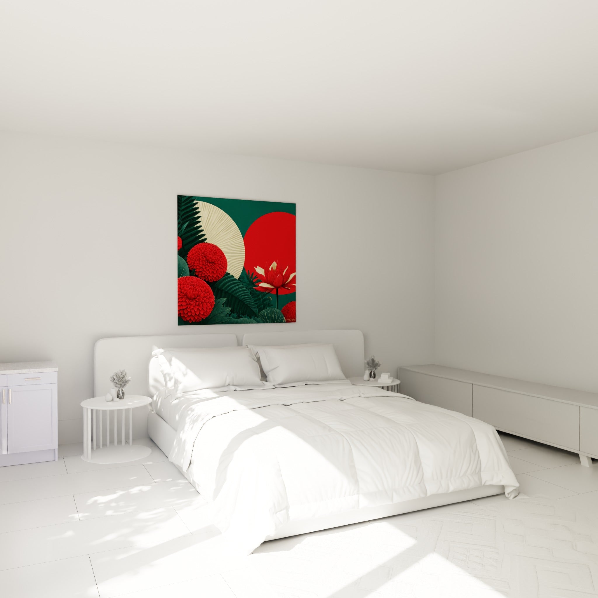 Fleurs rouges et éventail ivoire déployé au-dessus d'un lit dans une chambre claire