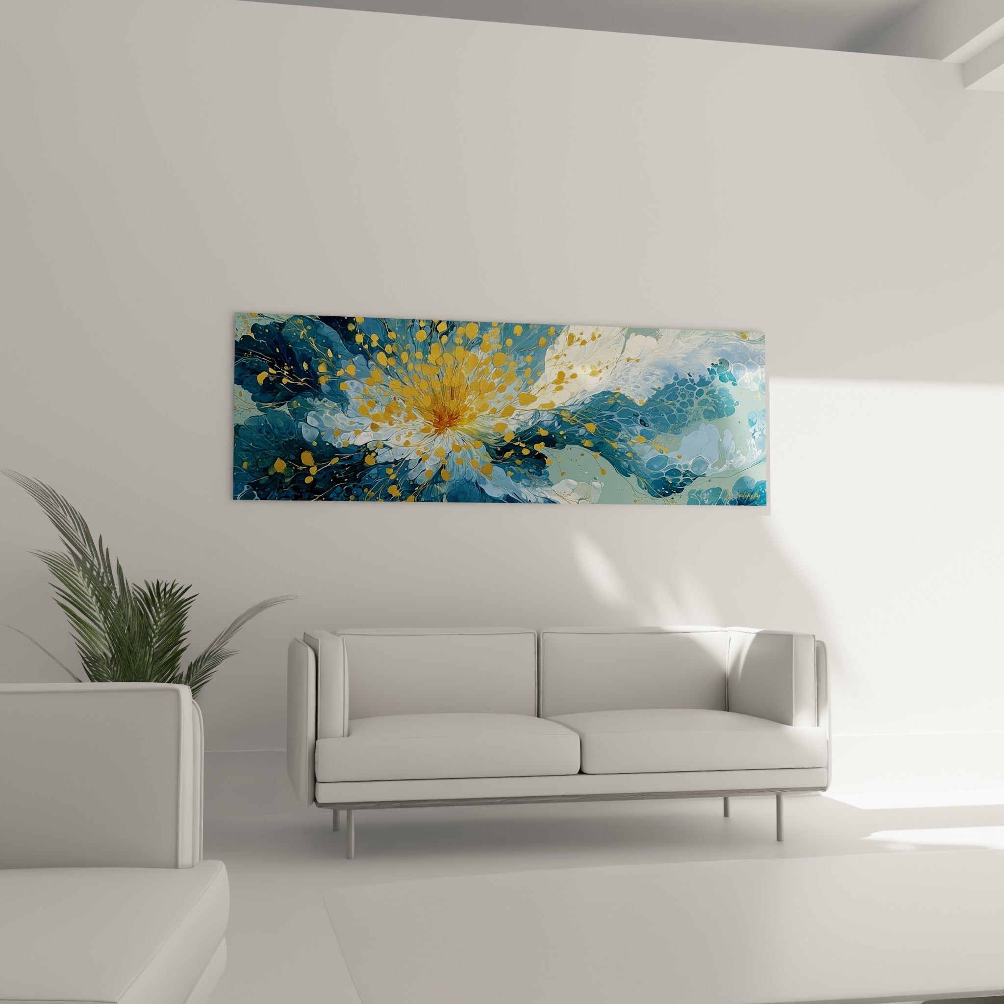 Éclats ocre et bleu pastel d'une composition florale abstraite au-dessus d'un canapé dans un salon lumineux