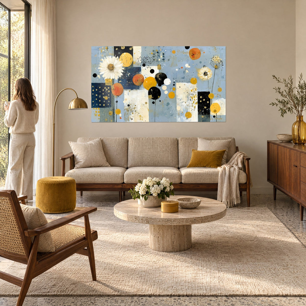 Cuadro margarita blanca y confeti ocre sobre fondo azul cielo, mujer de espaldas, encima de un sofá en un salón luminoso