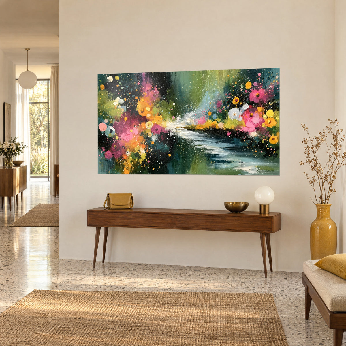 Gemälde Blumenstrauß mit fuchsiafarbenen und senfgelben Pfingstrosen, silbrig glänzender Bach in der Mitte, an einer beigen Wand neben einer Holzkonsole
