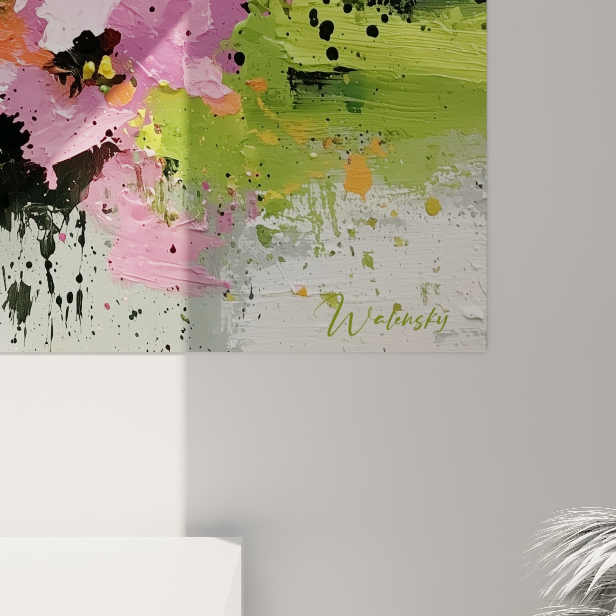 Empâtements épais de rose magenta et vert tendre, matière au couteau et coulures noires visibles