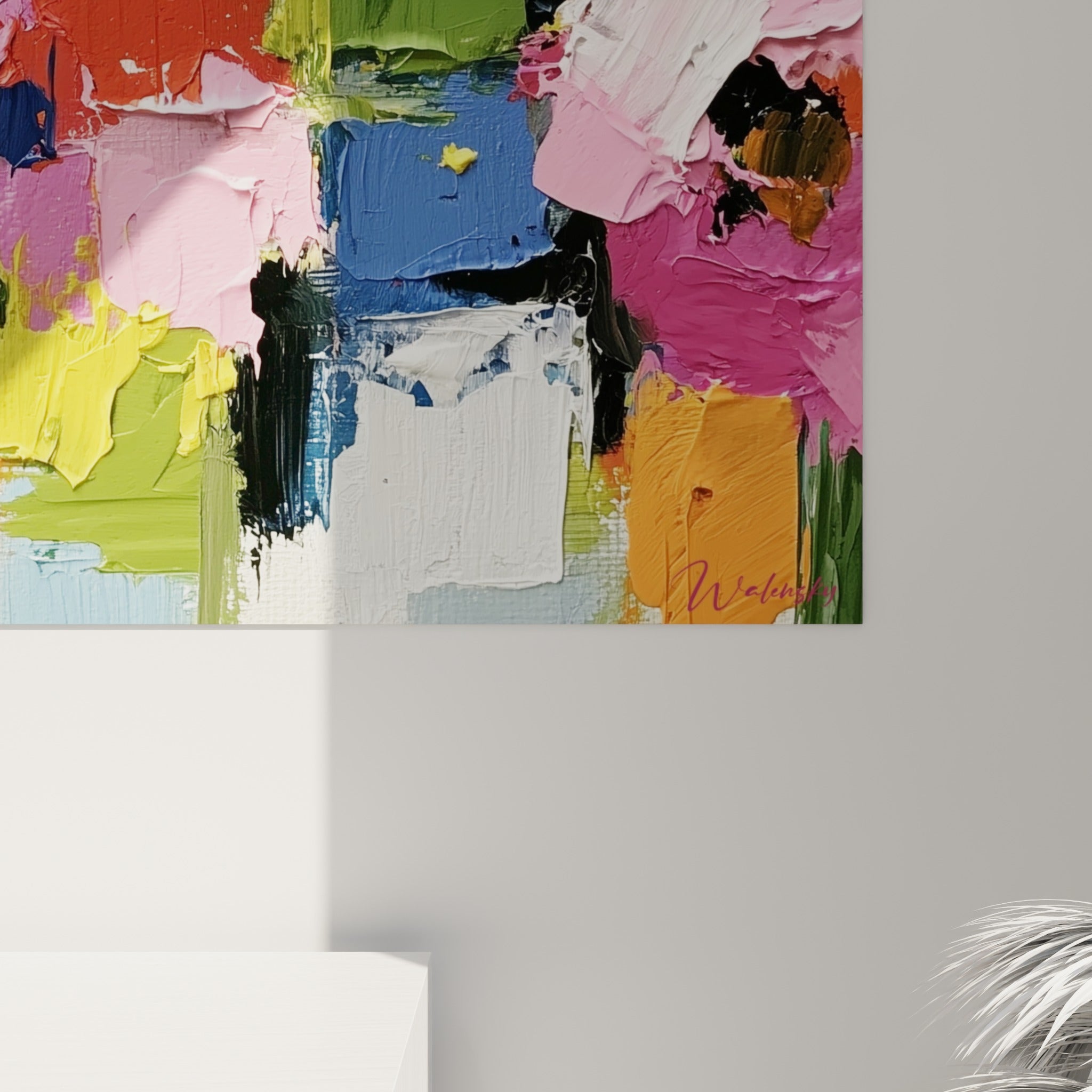 Empâtements épais de rose, bleu et jaune se mêlent, révélant le grain et la matière du tableau