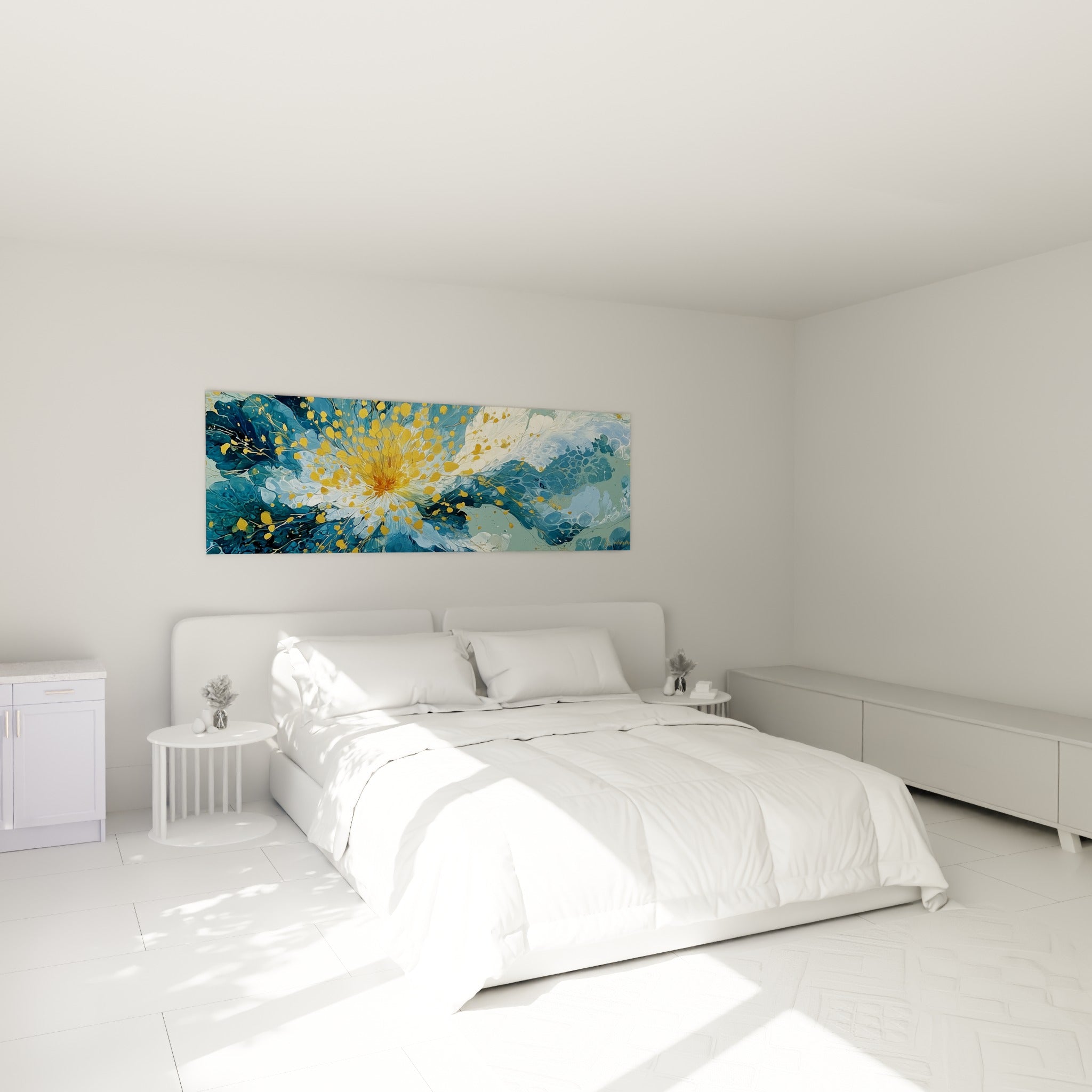 Explosion dorée et bleue d'une fleur abstraite accrochée au-dessus d'un lit dans une chambre claire
