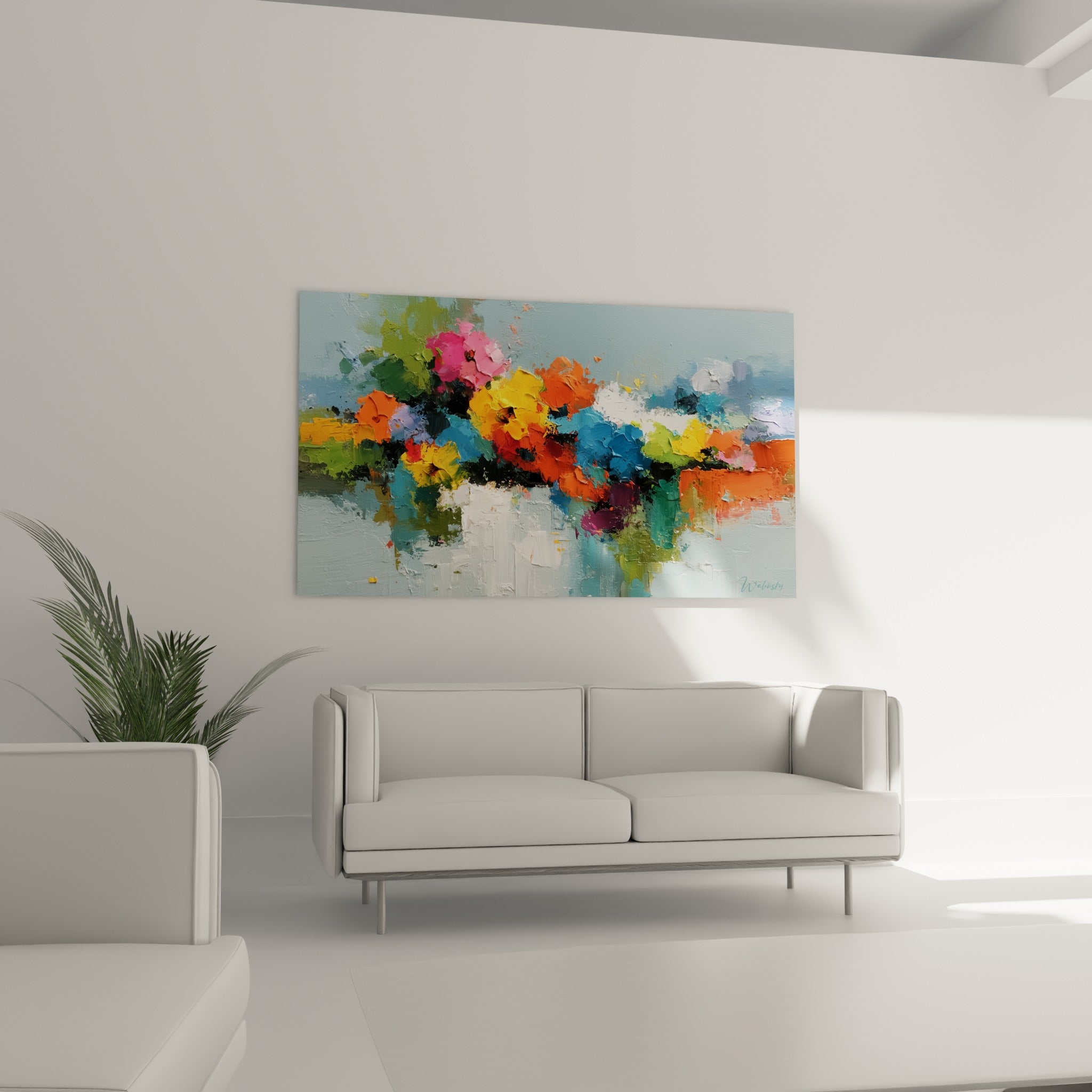 Composition florale ocre et turquoise sur fond gris bleuté, disposée au-dessus d'un canapé dans un salon lumineux