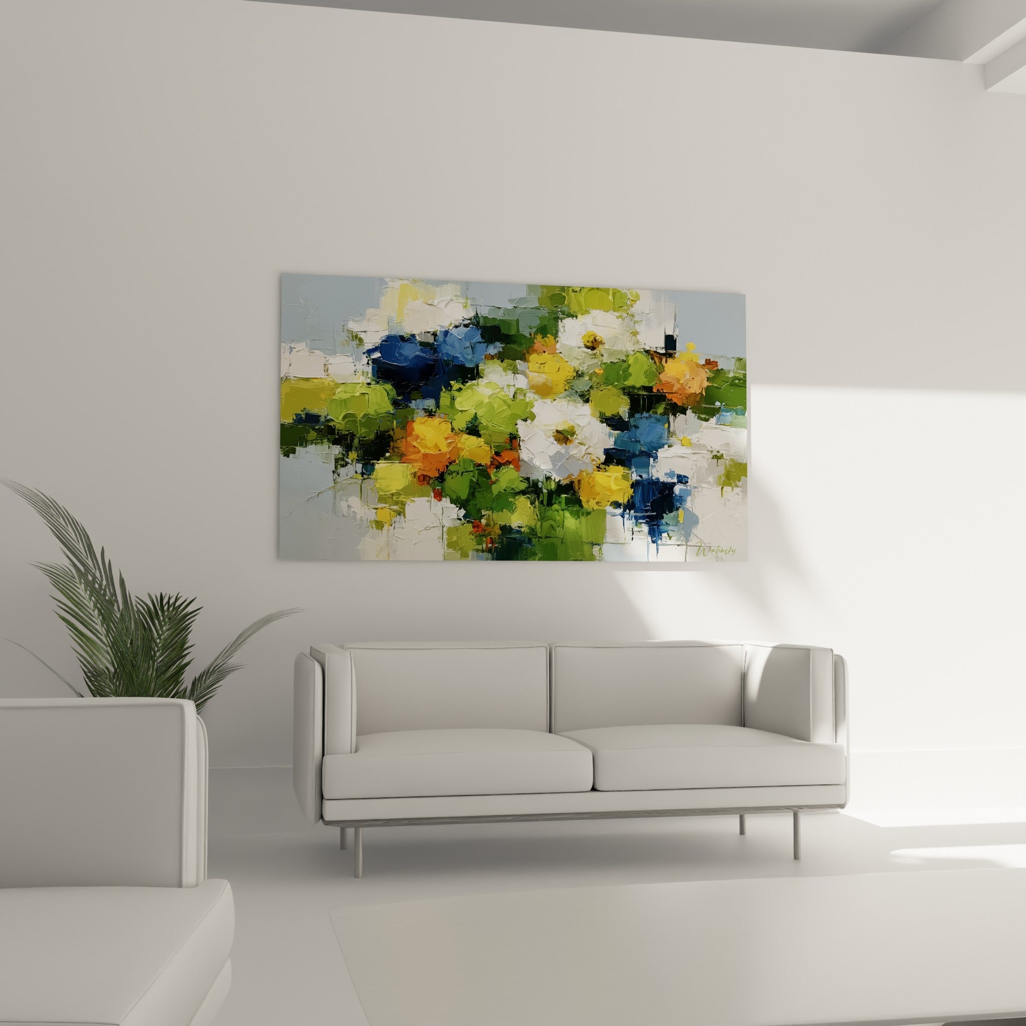 Bouquet orangé et bleu de ce tableau fleur abstrait suspendu au-dessus d'un canapé dans un salon lumineux