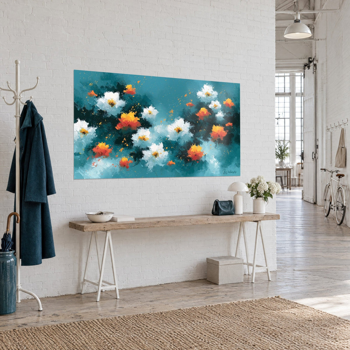 Quadro fioritura astratta di corolle avorio e zafferano, schizzi dorati su blu profondo, appeso alla parete bianca di un ingresso
