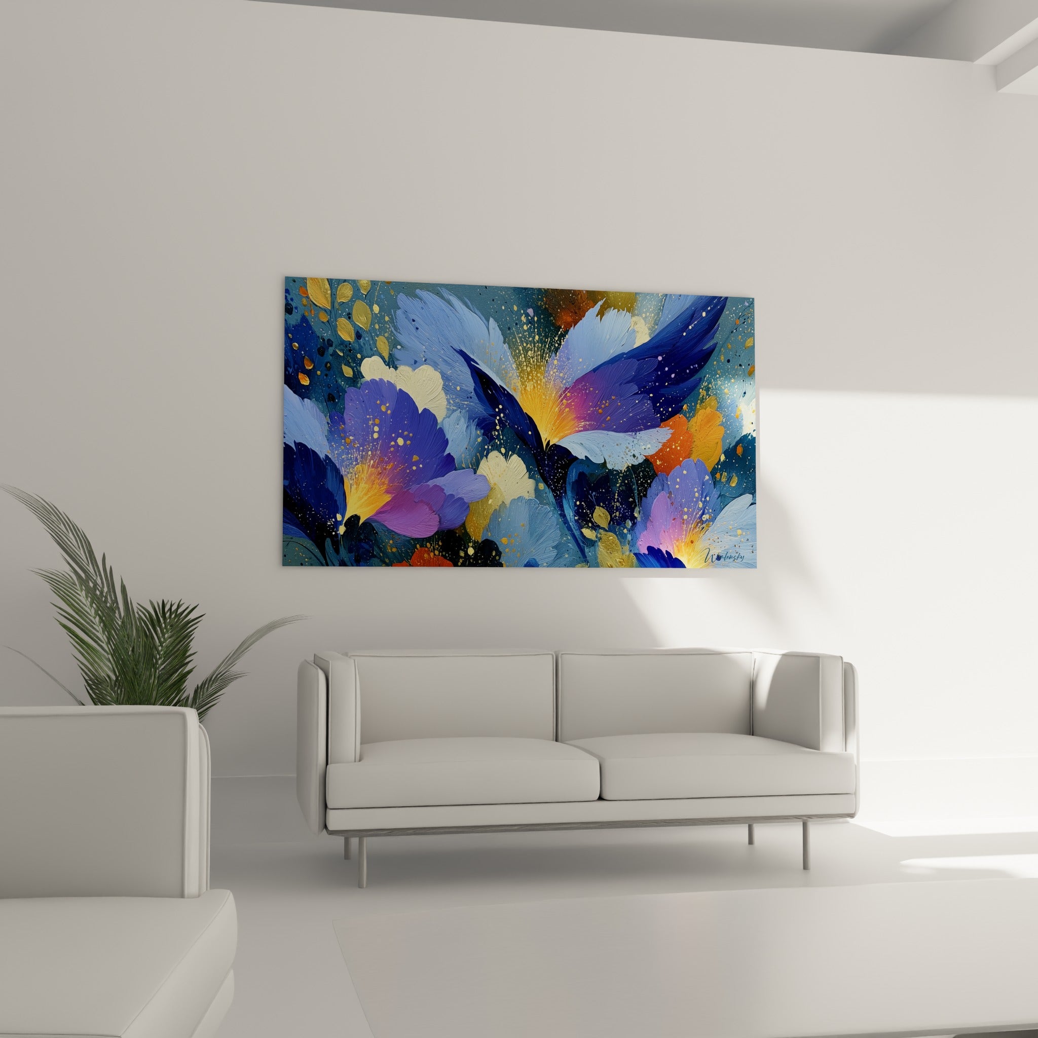 Fleurs abstraites bleu marine et orangées à la texture épaisse, au-dessus d'un canapé dans un salon lumineux