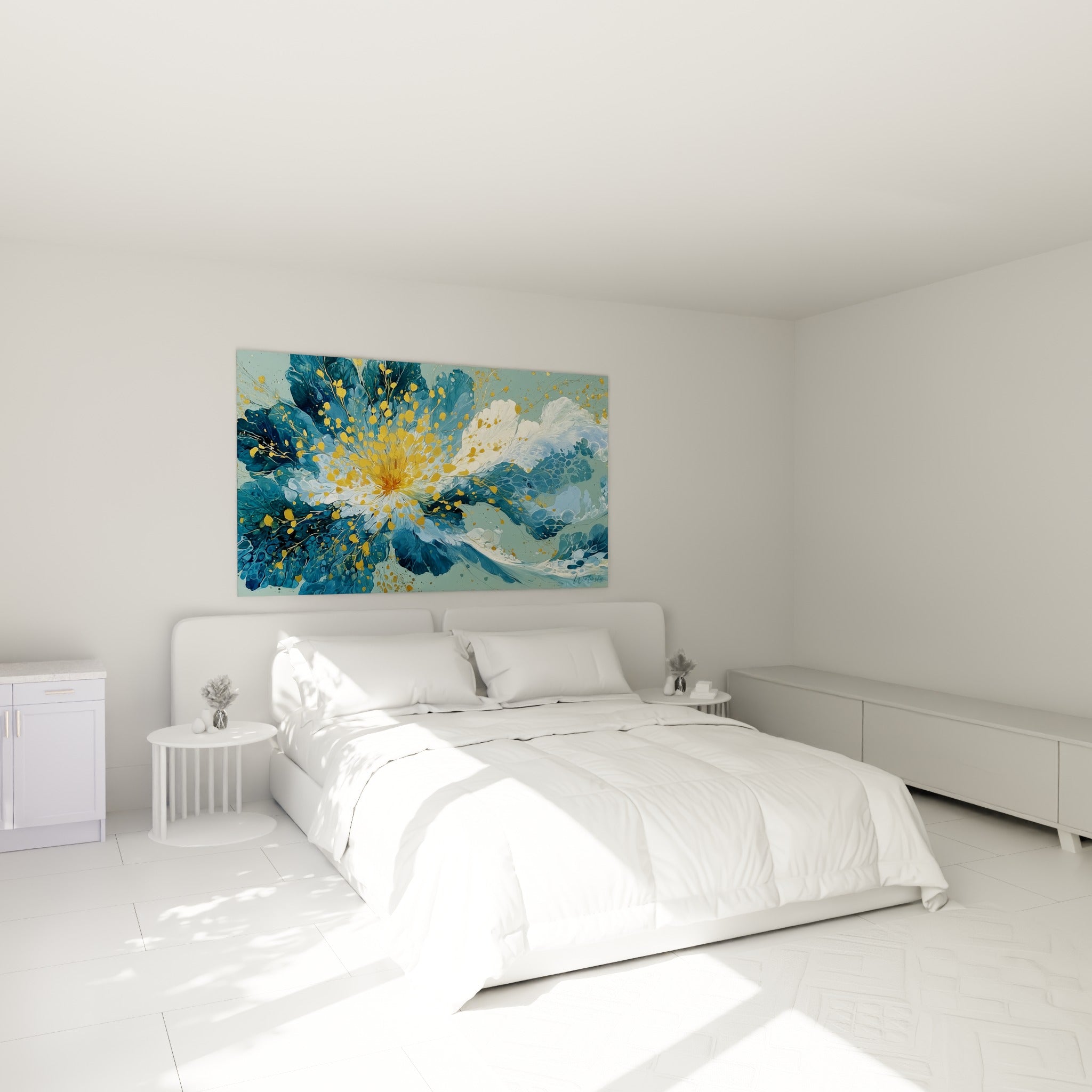 Pétales bleu pétrole et éclats dorés d'une fleur abstraite, au-dessus d'un lit dans une chambre claire
