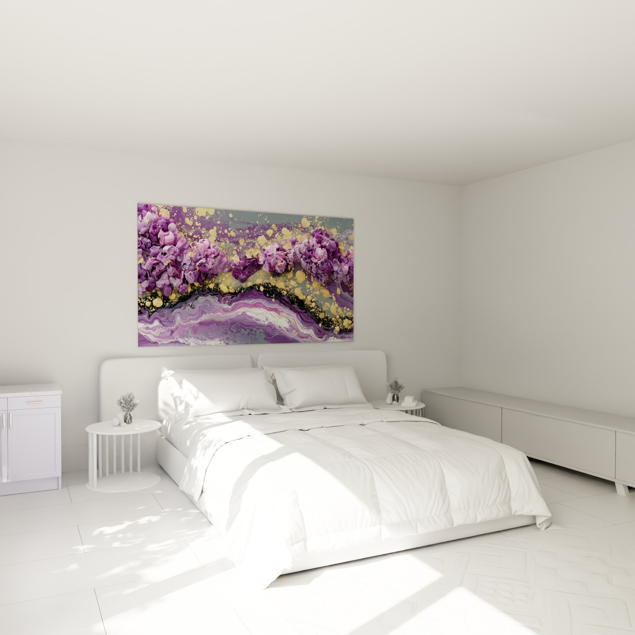Grappes florales violettes et dorées peintes au-dessus d'un lit dans une chambre claire