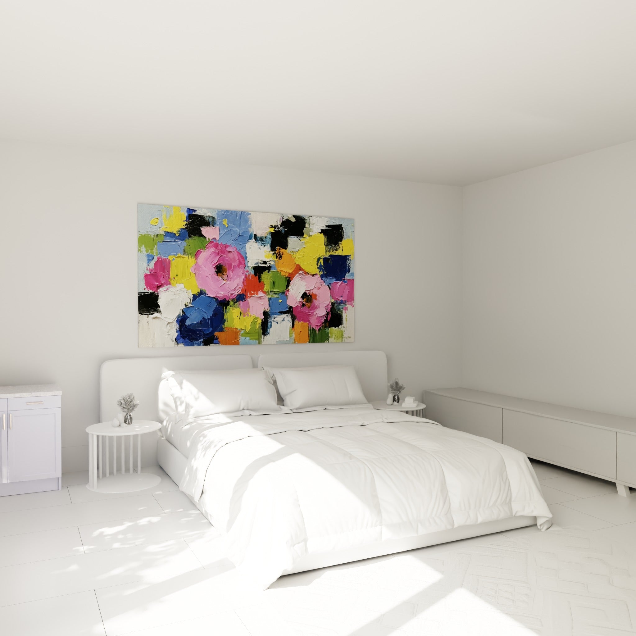 Pivoines roses et bleu marine peintes au couteau, accrochées au-dessus d'un lit dans une chambre claire
