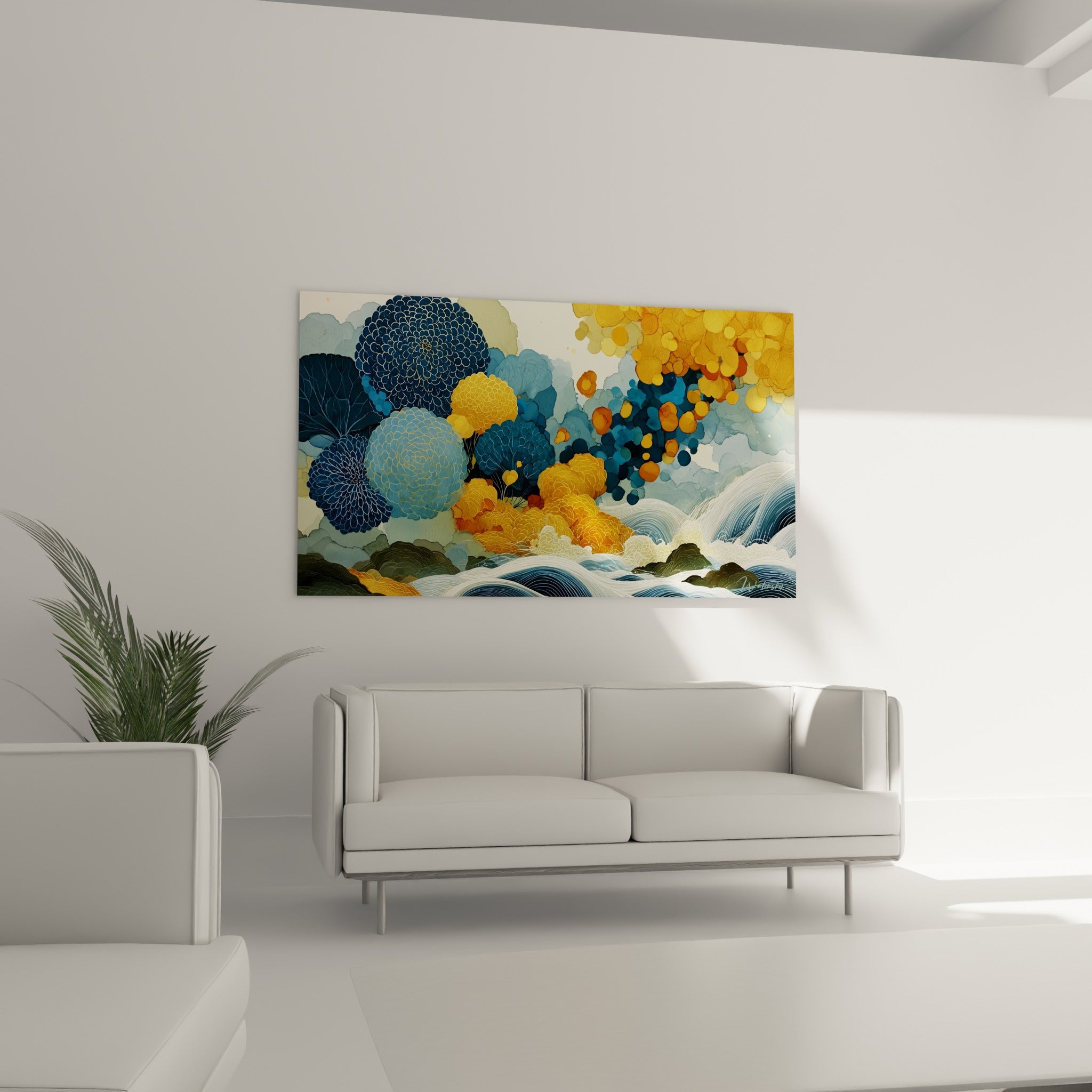 Grappes florales dorées et bleu marine de ce tableau fleur abstrait au-dessus d'un canapé dans un salon lumineux