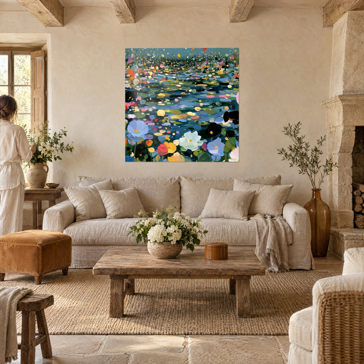 Cuadro estanque de nenúfares en flor en azul marino y amarillo dorado, dos personas de espaldas, sobre un sofá en un salón luminoso