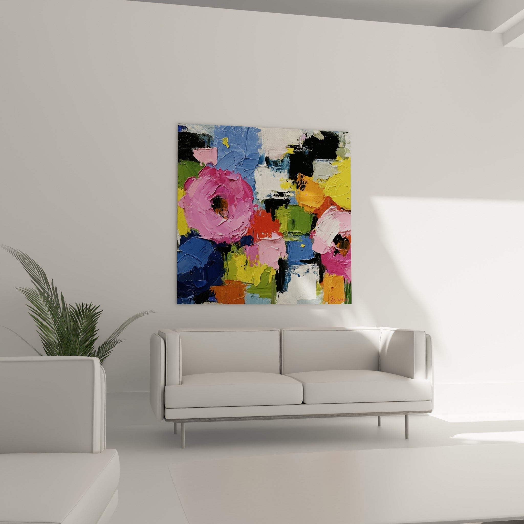 Bouquet abstrait rose et jaune vibrant, suspendu au-dessus d'un canapé dans un salon lumineux