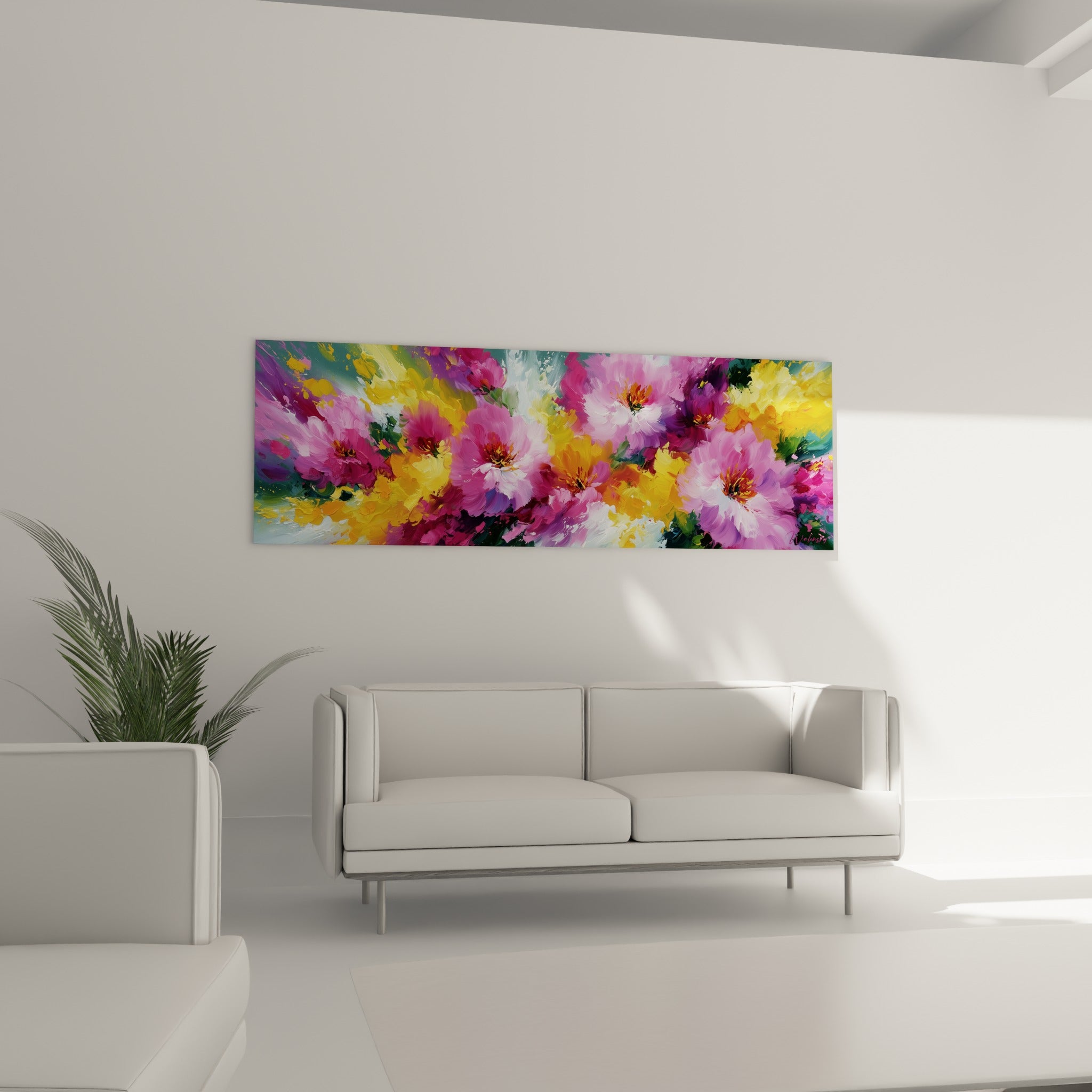Composition florale violette et dorée disposée au-dessus d'un canapé dans un salon lumineux
