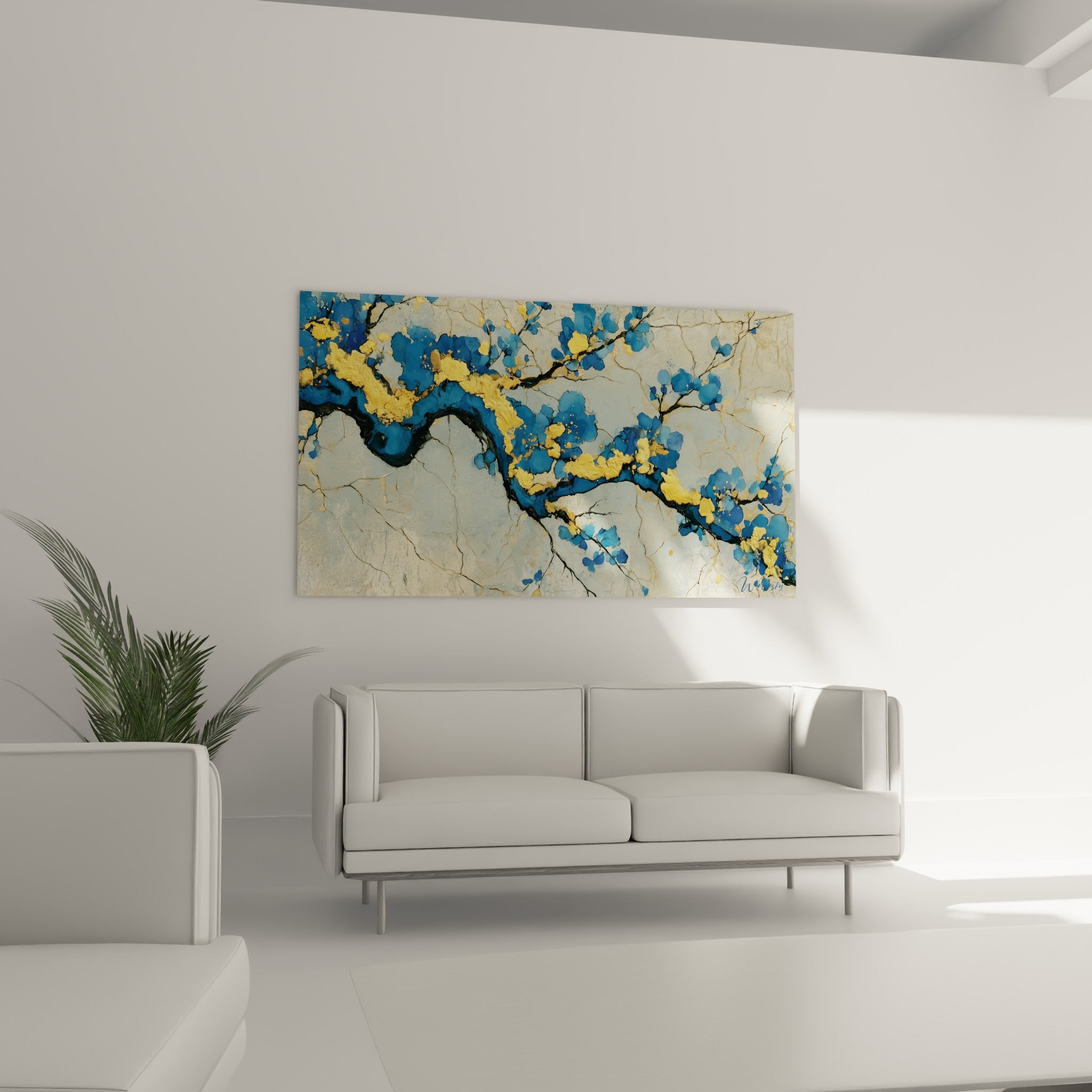 Motifs floraux bleu et or d'un tableau fleur abstrait accroché au-dessus d'un canapé dans un salon lumineux