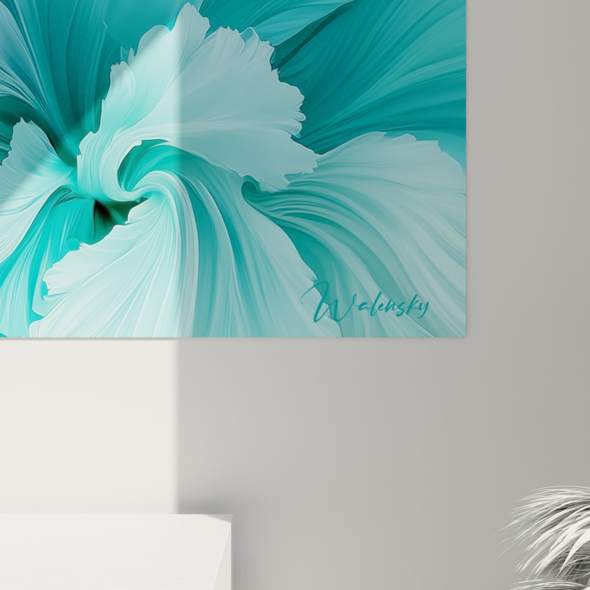 Stries fines et dégradés turquoise à bleu sarcelle visibles sur la matière de cette fleur abstraite imprimée