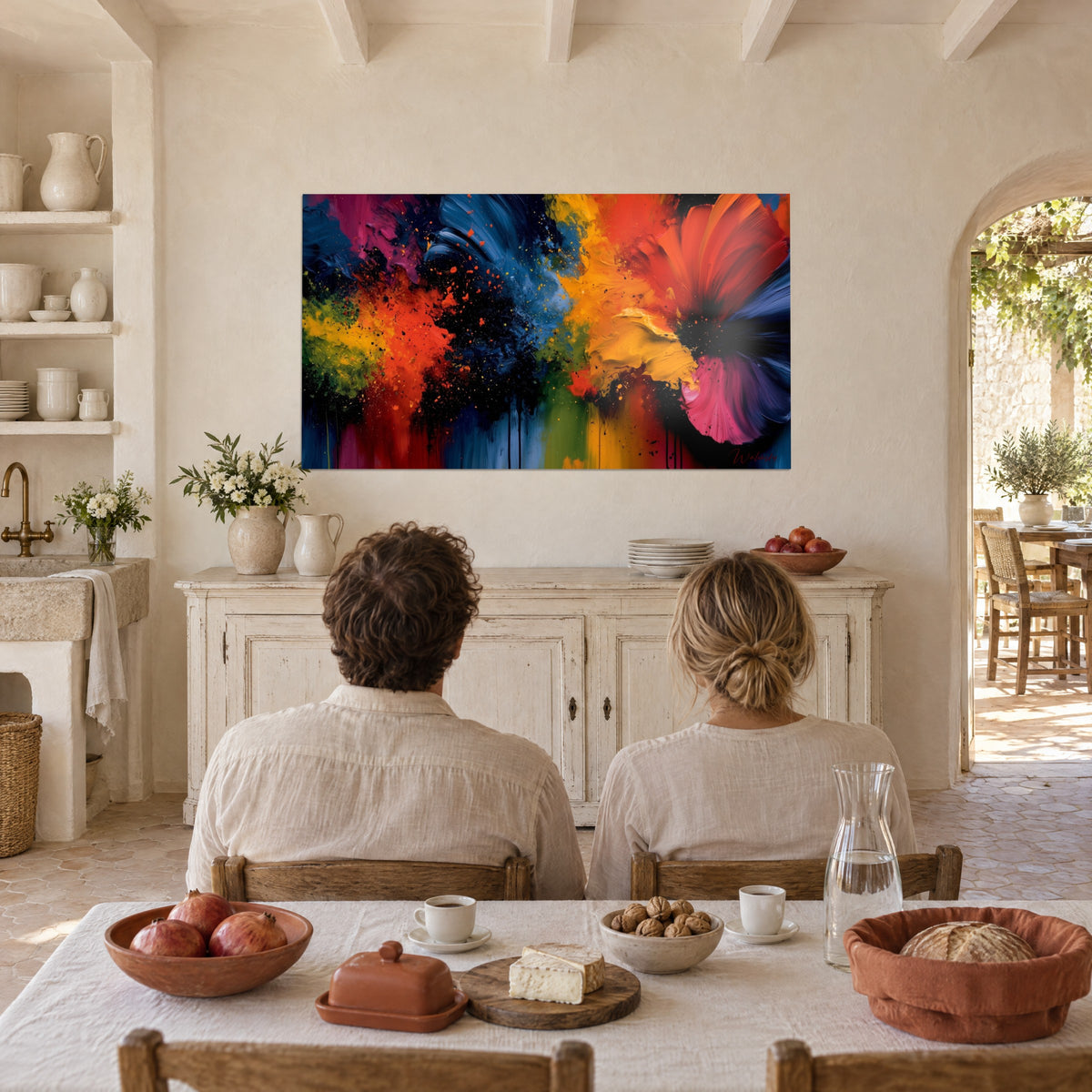 Cuadro chorro de pintura espesa, azul cobalto, naranja y amarillo dorado, sobre una pared de cal, dos comensales de espaldas en la mesa