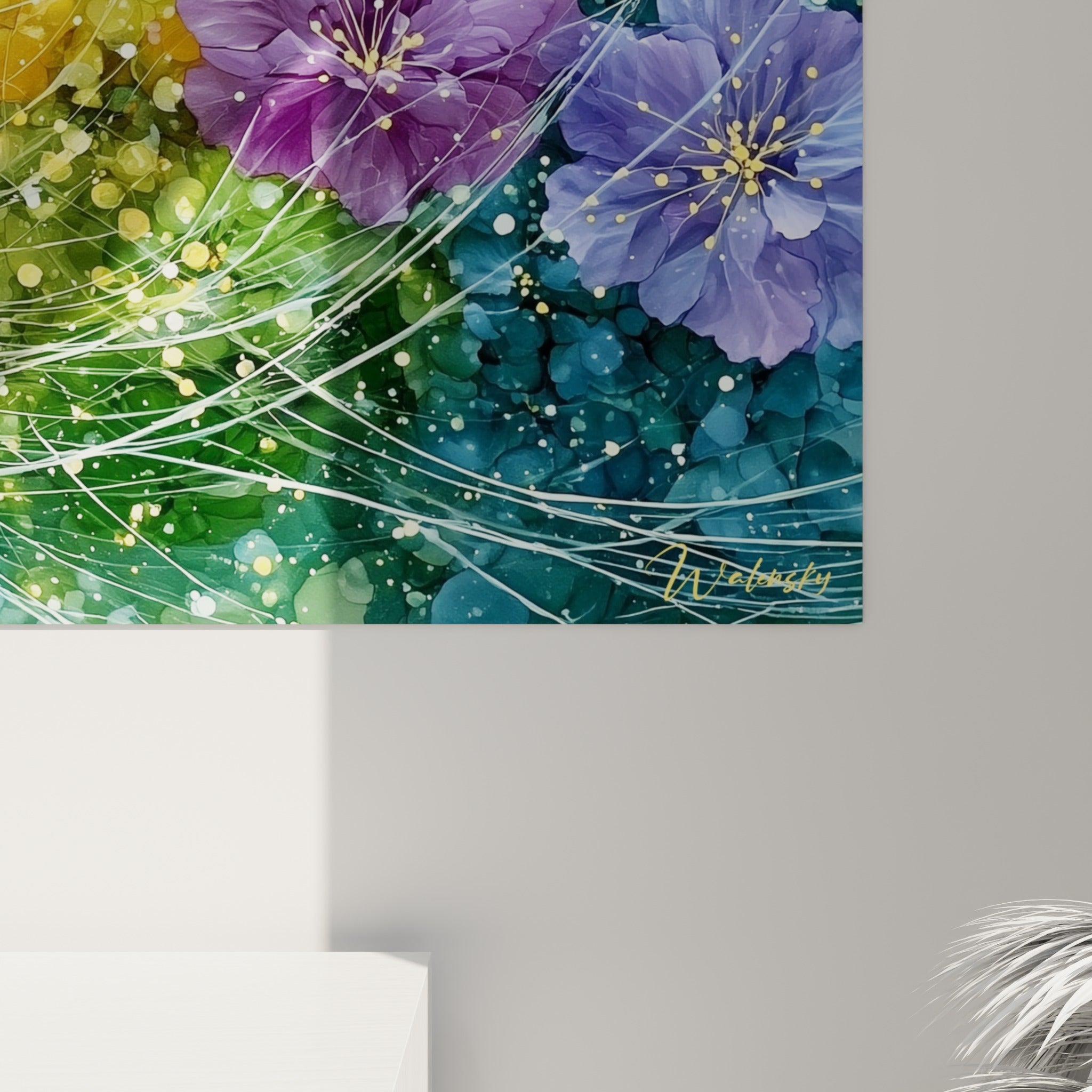 Grain aquarelle visible sur les pétales dorés et violets, filaments blancs et gouttes lumineuses en gros plan