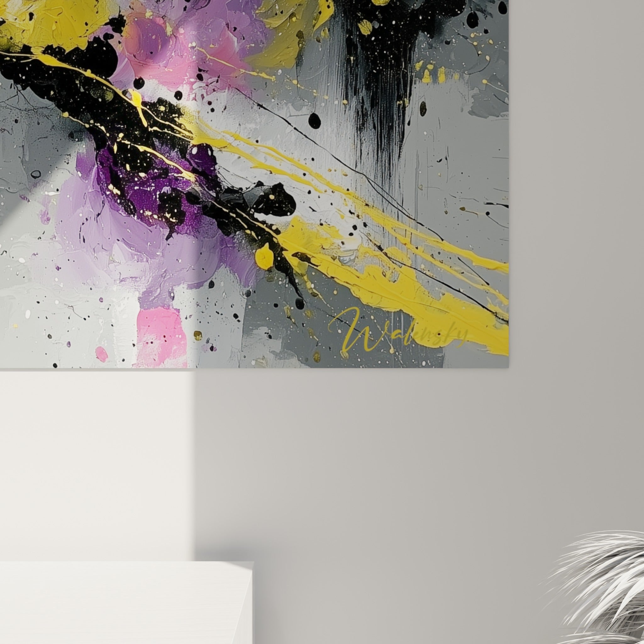 Empâtements épais de rose fuchsia et jaune doré, matière peinte au couteau visible de près sur ce tableau fleur abstrait