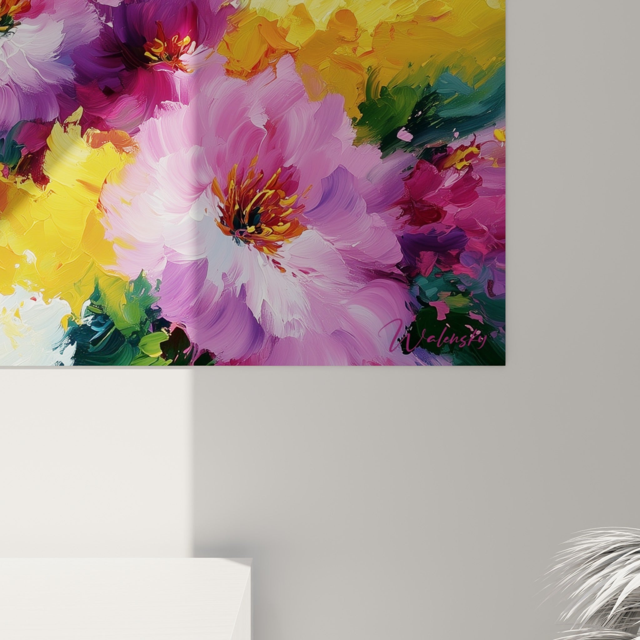 Empâtements épais de peinture rose et jaune, matière texturée et coulures visibles sur la toile florale