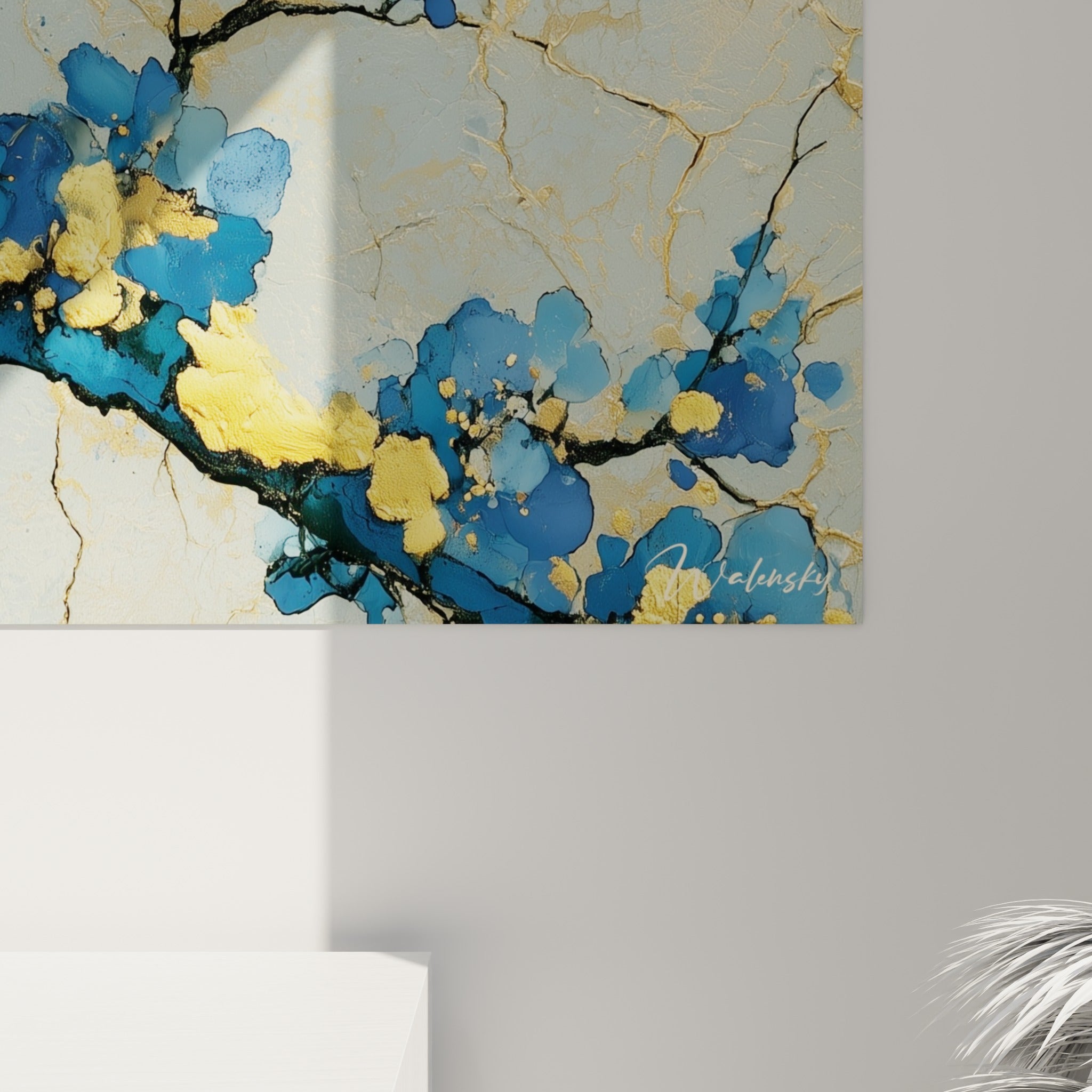Empâtements dorés et coulures bleu marine sur fond ivoire fissuré, matière du tableau fleur abstrait vue de près