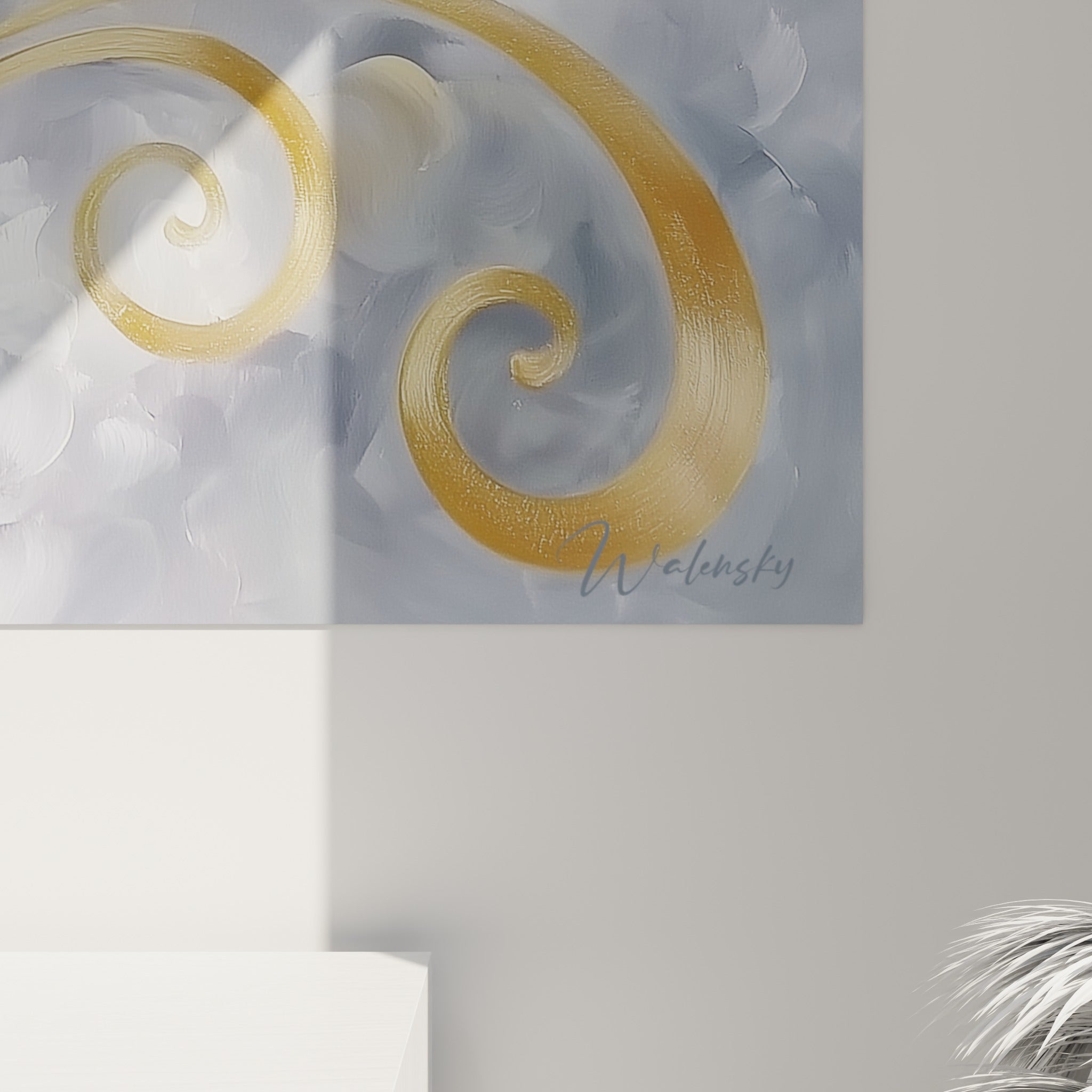 Matière dorée en relief et fleurs blanches texturées visibles de près sur ce tableau fleur abstrait