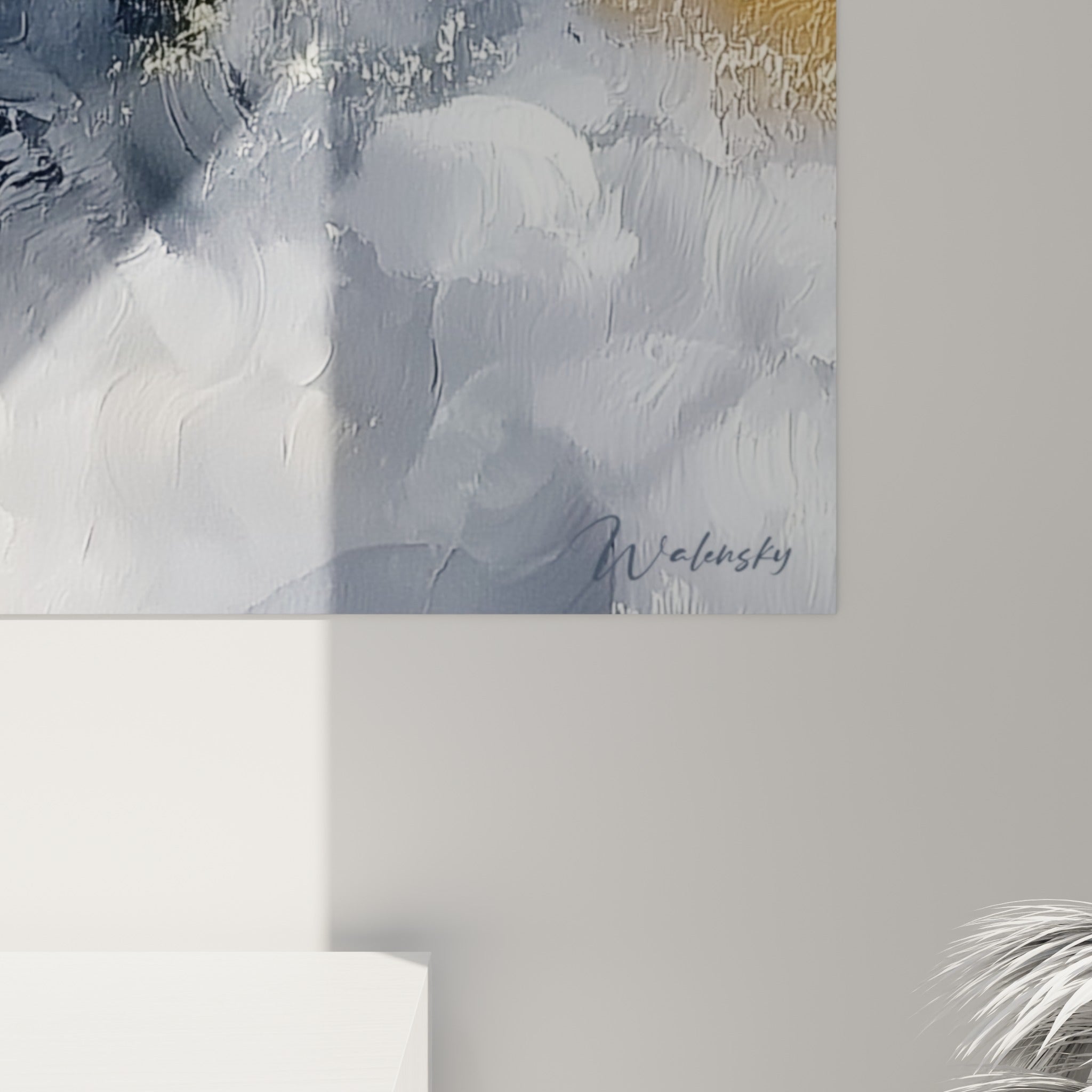 Empâtements dorés et blancs visibles de près, matière épaisse du tableau fleur abstrait révélant coulures et reliefs