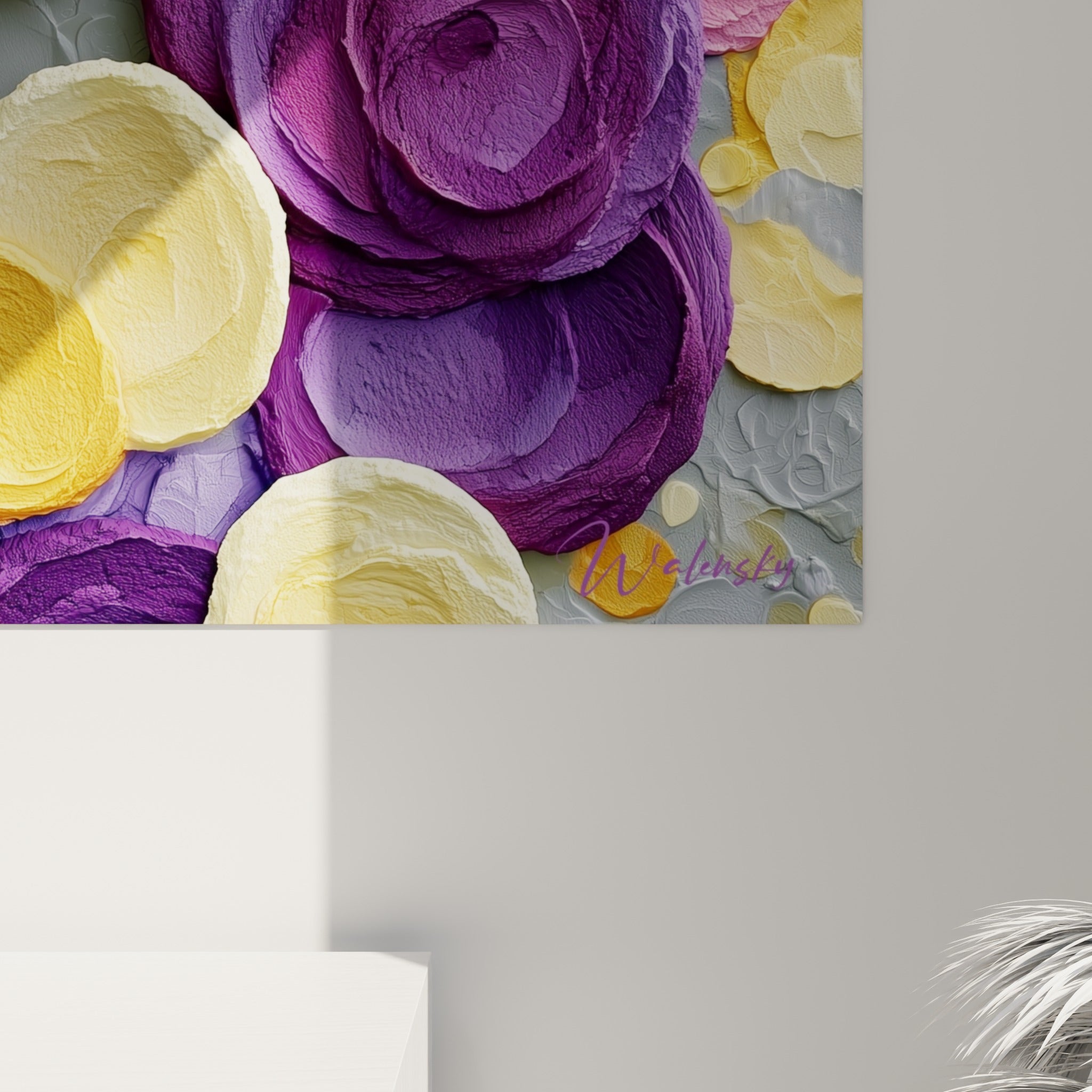 Empâtements épais de jaune moutarde et de violet révèlent le grain texturé du tableau fleur abstrait