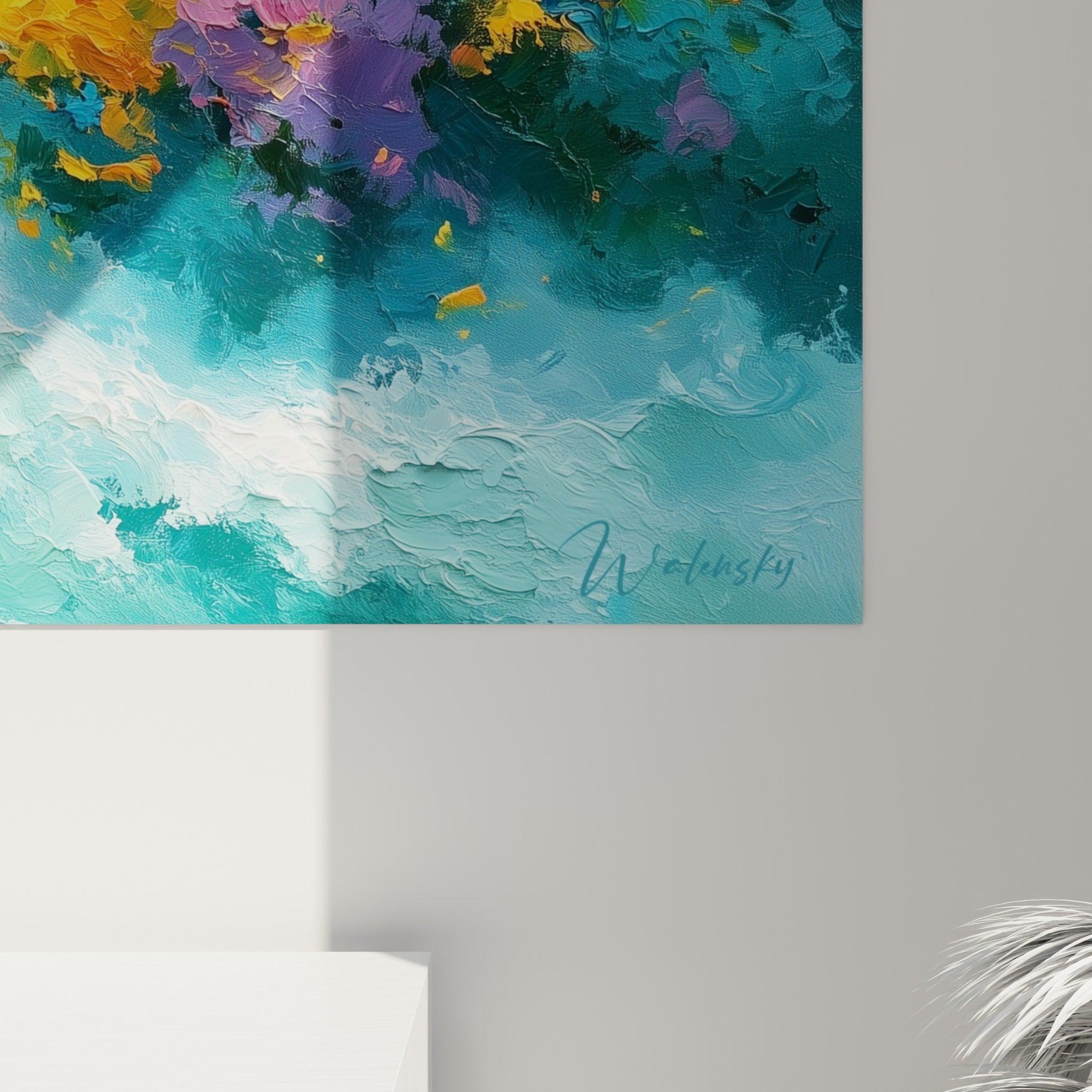Empâtements épais de peinture jaune safran et violette se mêlant aux vagues d'écume blanche et bleu sarcelle