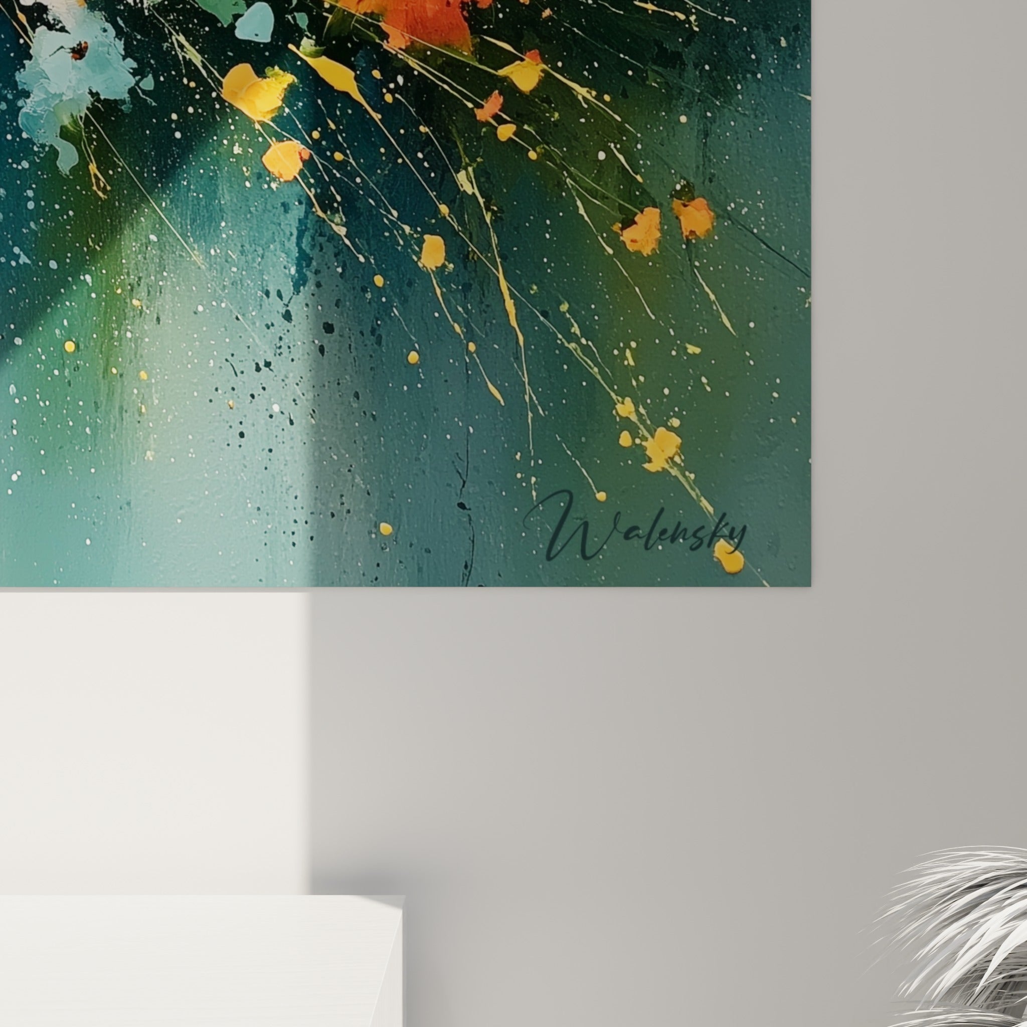 Empâtements orange et bleu sarcelle visibles de près, matière épaisse et coulures sur ce tableau fleur abstrait