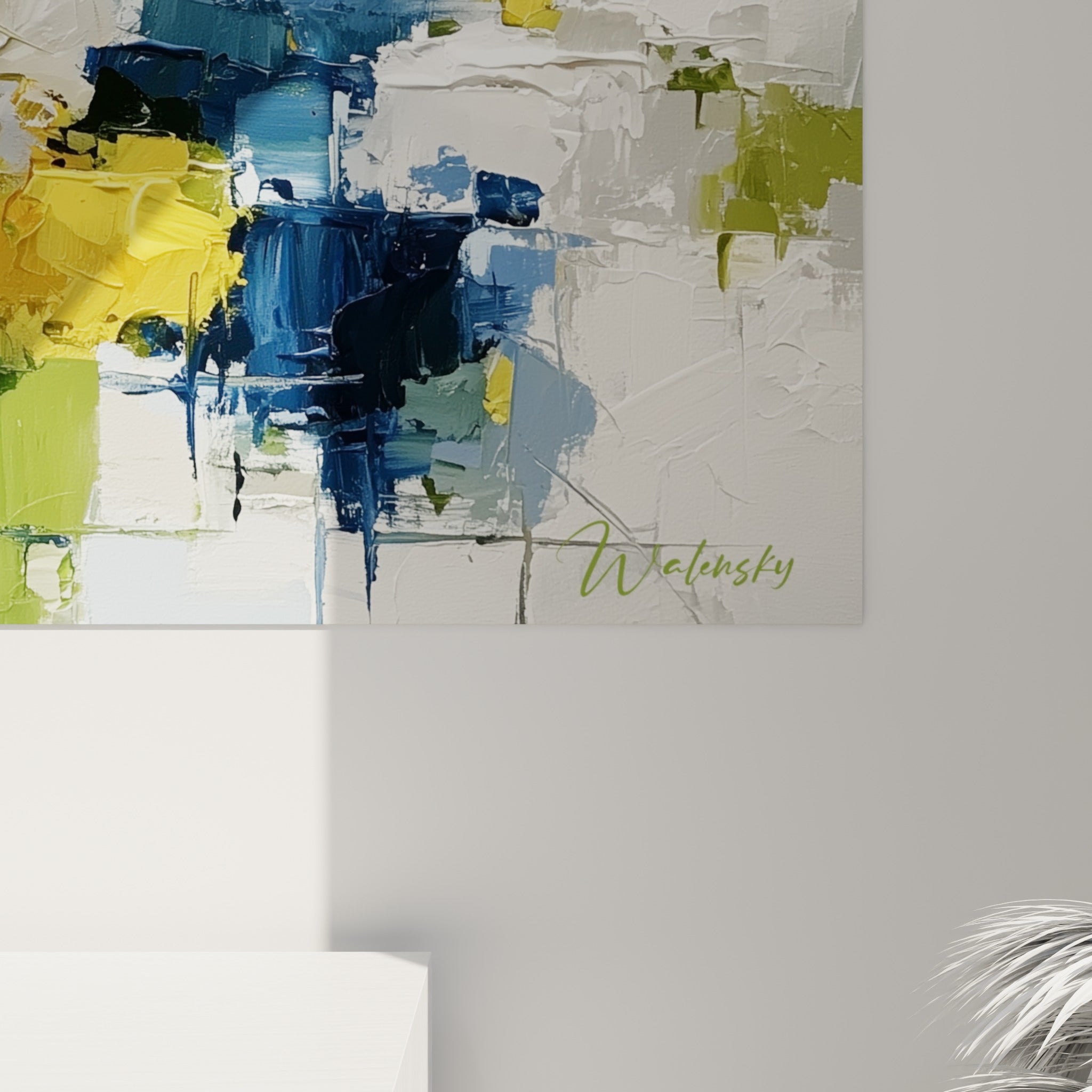 Empâtements épais de peinture jaune, blanche et bleu marine révélant la matière du tableau fleur abstrait