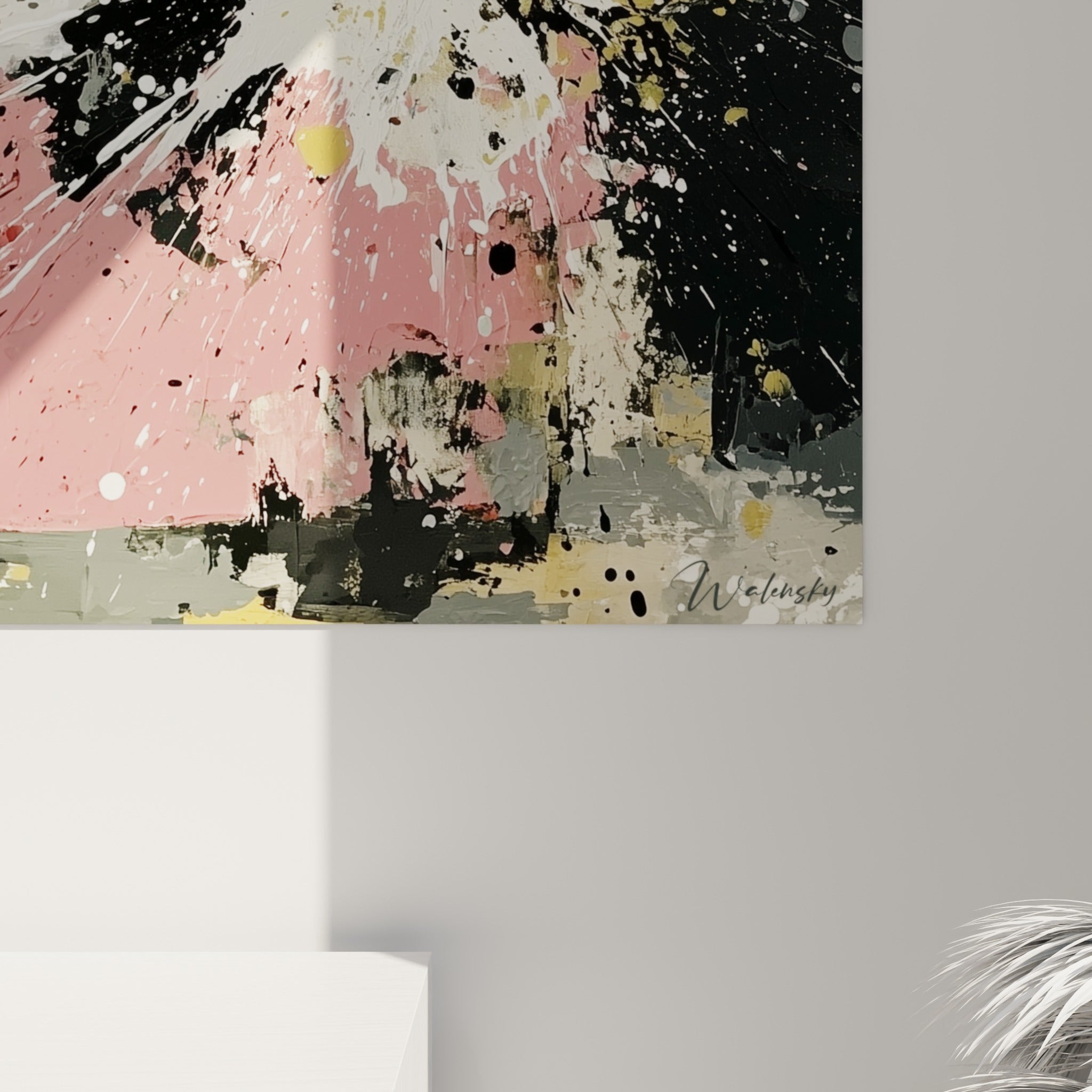 Empâtements blancs et coulures noires se mêlent au rose et à l'or sur ce tableau fleur abstrait