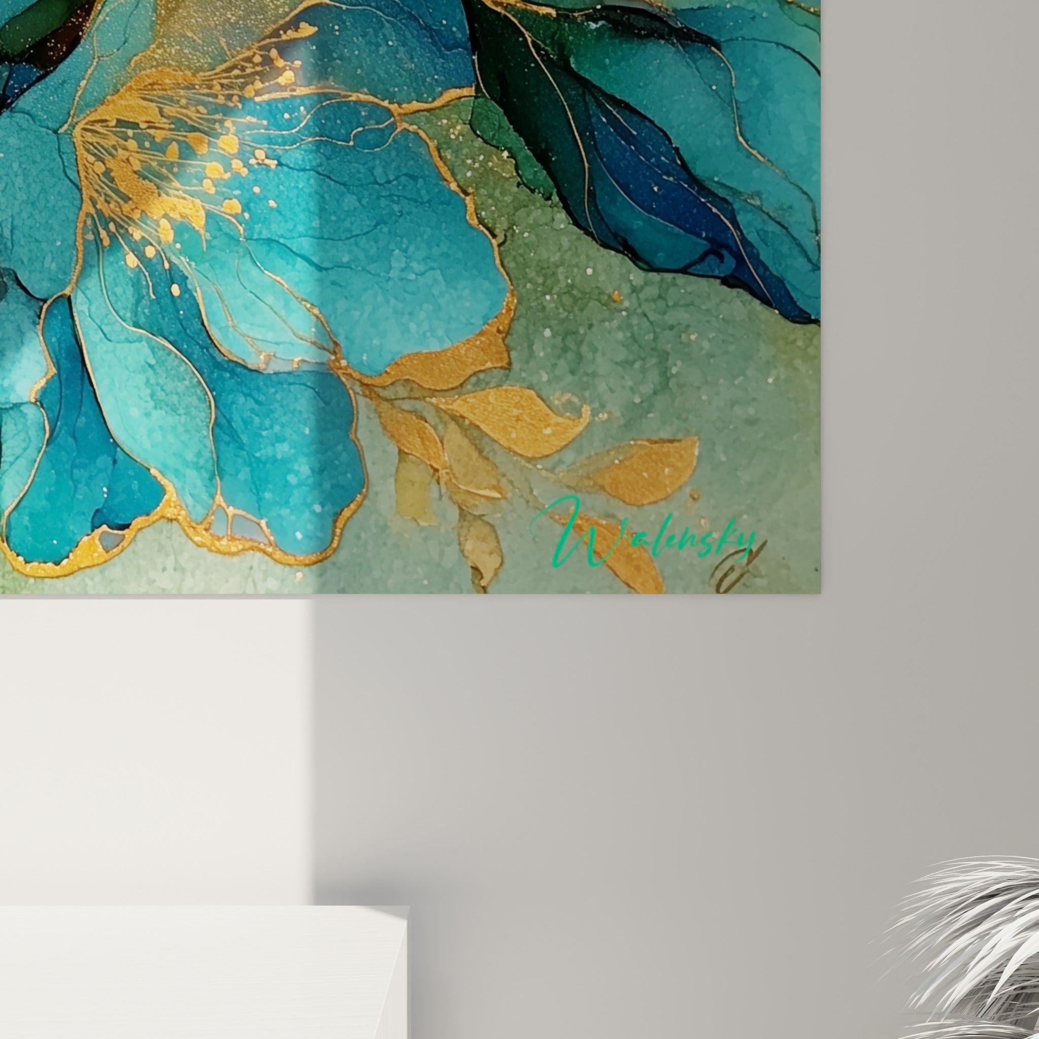 Détail de pétale turquoise et doré, texture marbrée à l'encre alcool, étamines granuleuses sur fond vert
