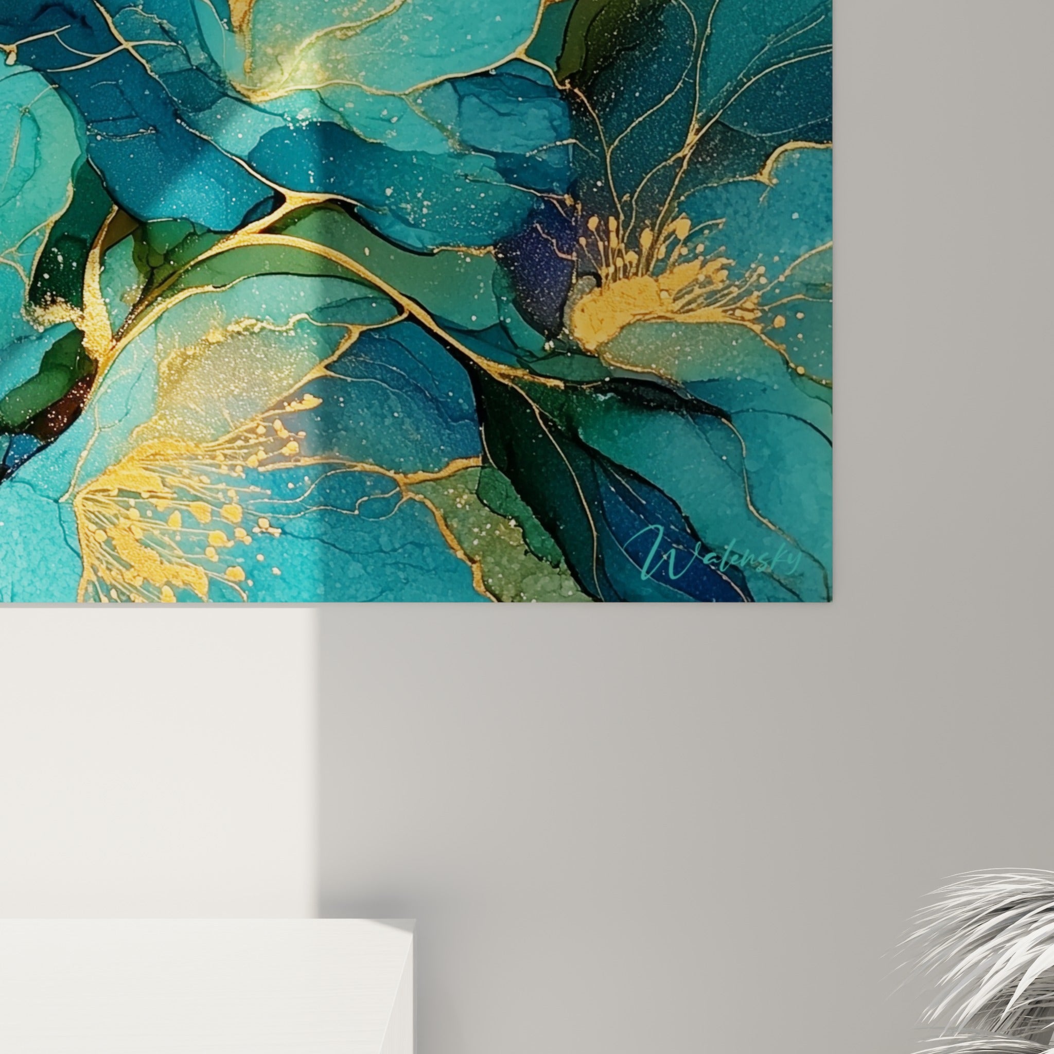Grain fin de l'encre turquoise et coulures dorées visibles en gros plan sur la toile accrochée