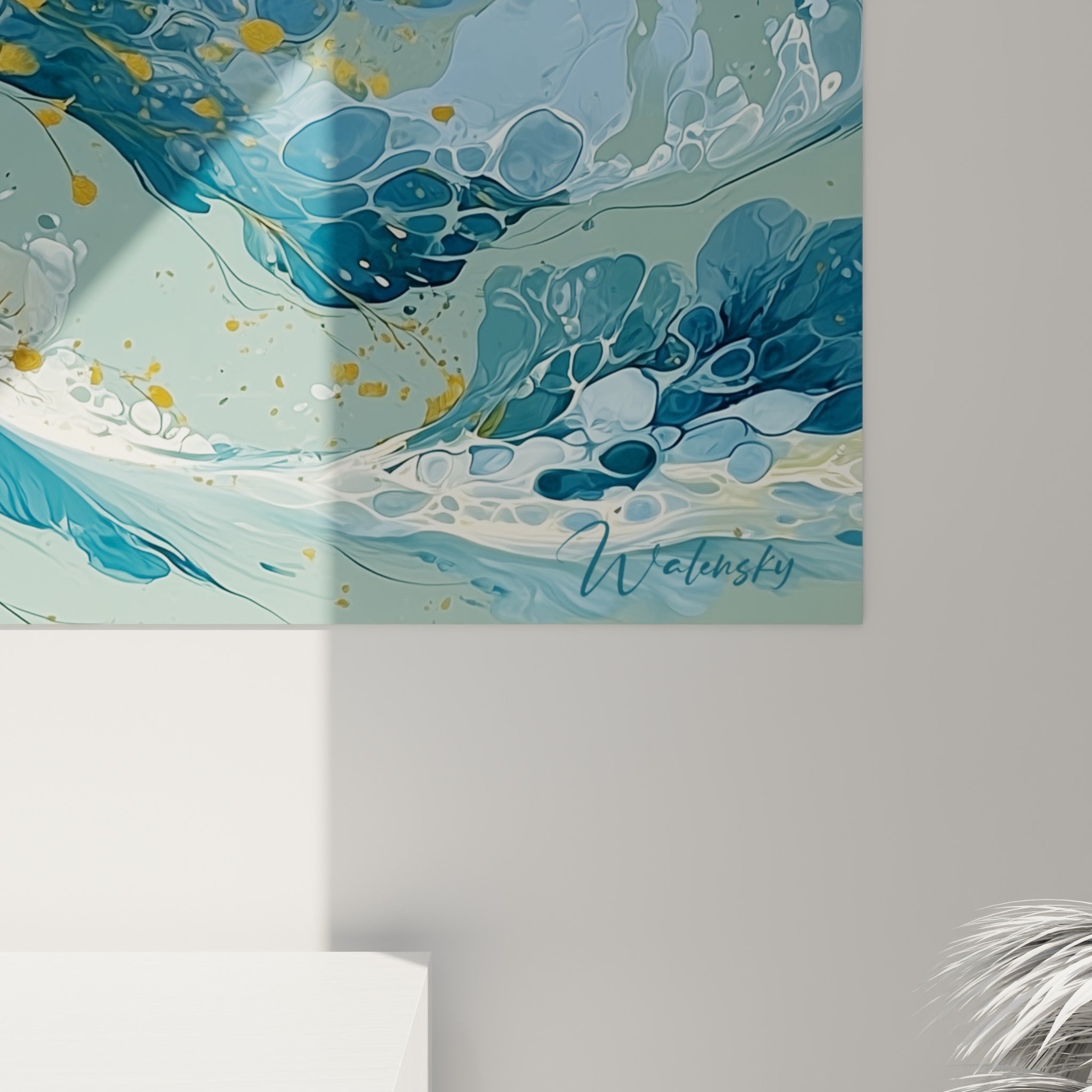 Grain marbré et coulures dorées se mêlant au bleu marine et au vert sauge sur la toile accrochée