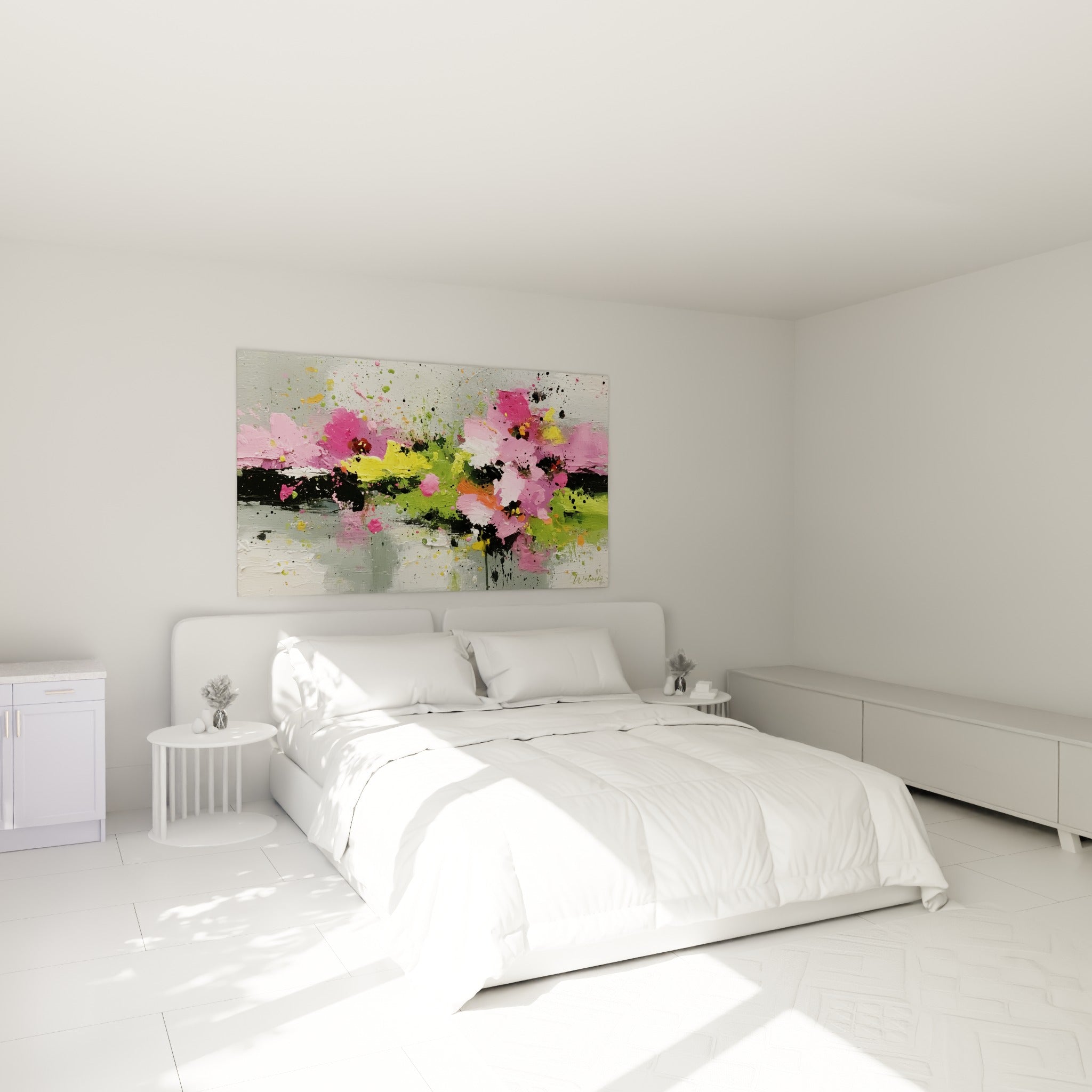 Fleurs abstraites roses et vertes aux touches jaunes, au-dessus d'un lit dans une chambre claire