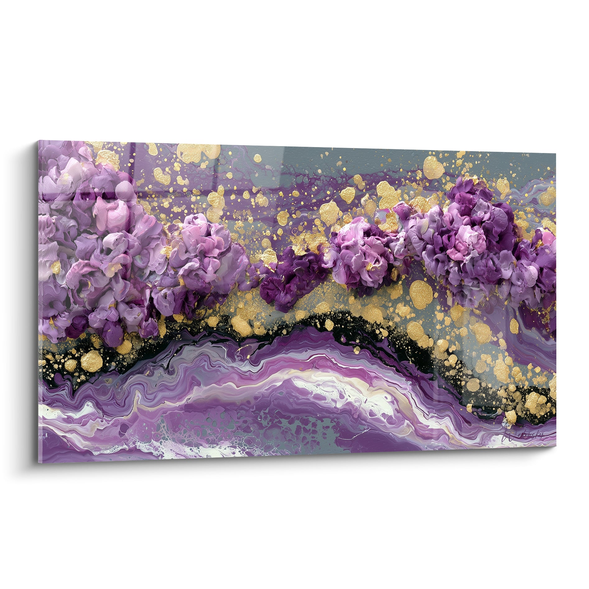 Fleur abstraite violette et dorée aux pétales sculptés sur fond marbré gris et blanc