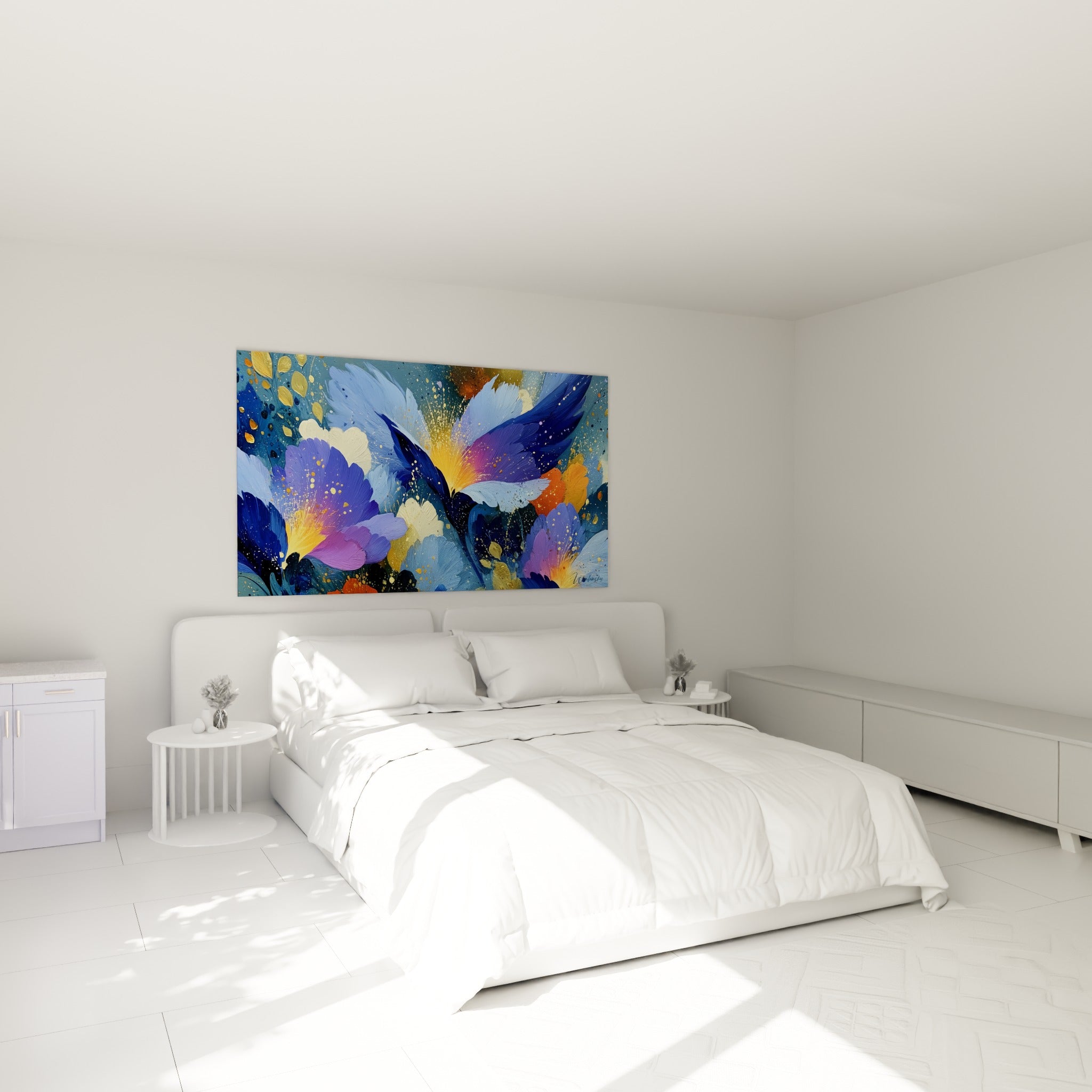 Pétales violets et bleu ciel éclatés de lumière dorée, au-dessus d'un lit dans une chambre claire