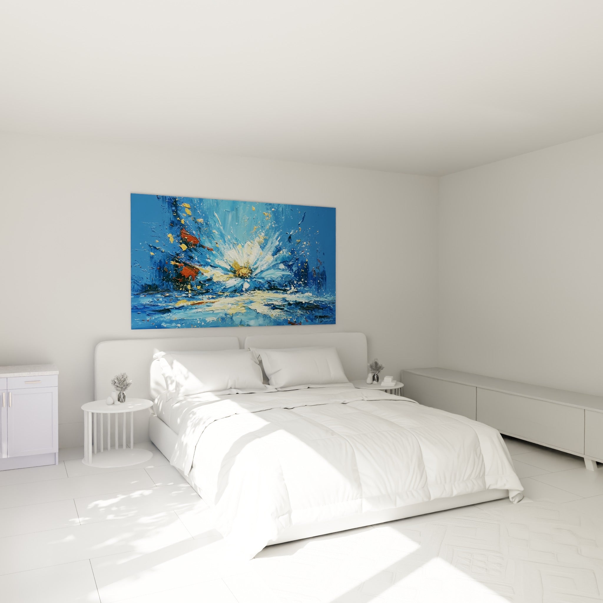 Explosion florale bleue et dorée au-dessus d'un lit dans une chambre claire aux tons neutres