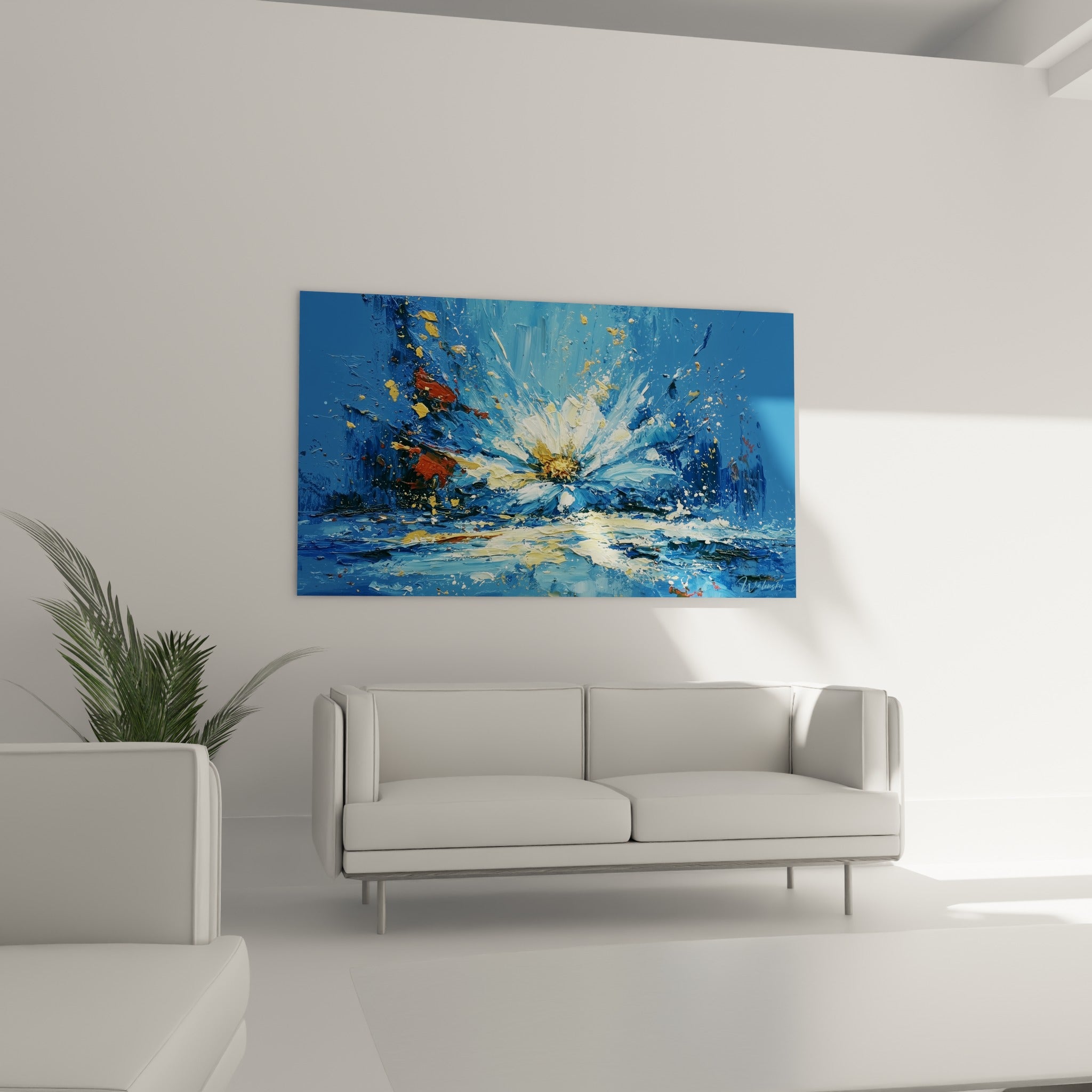 Composition florale bleu marine et jaune doré au-dessus d'un canapé dans un salon lumineux